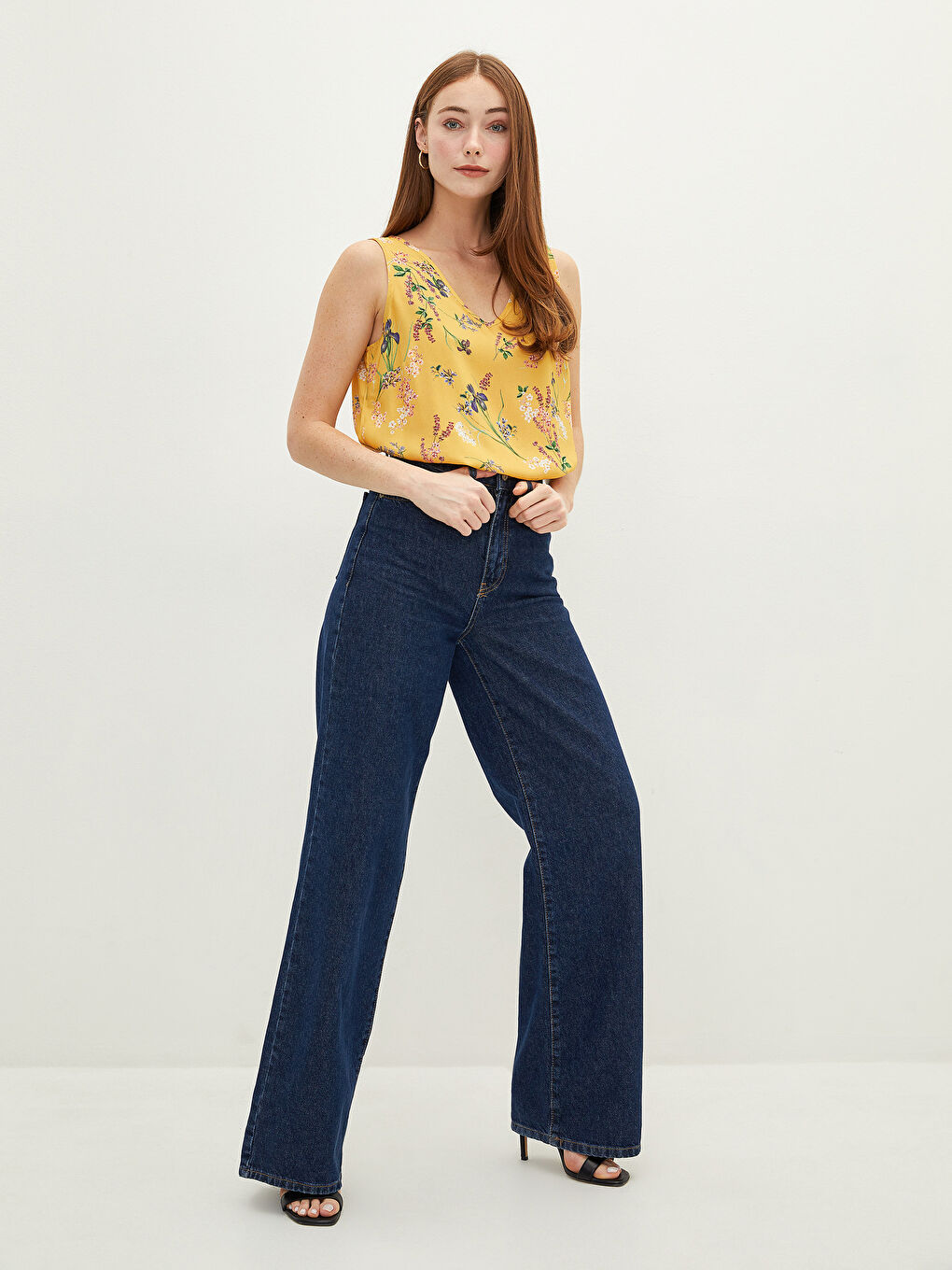 Sarı V Yaka Çiçekli Kolsuz Viskon Kadın Bluz-4