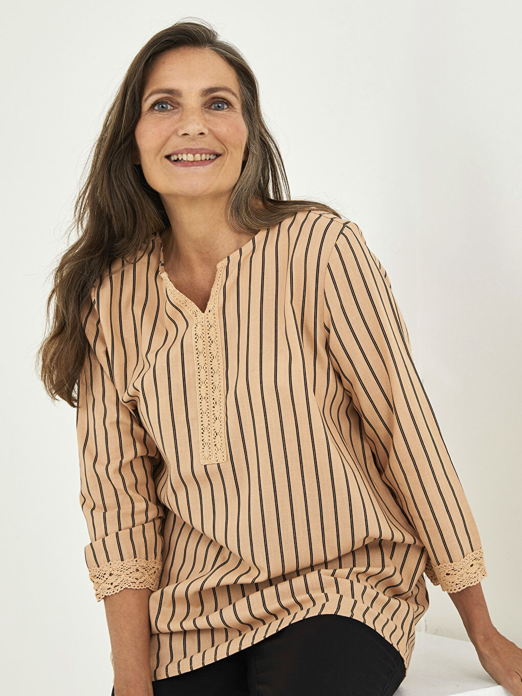 Siyah Kaçık Yaka Çizgili Pamuklu Kadın Bluz