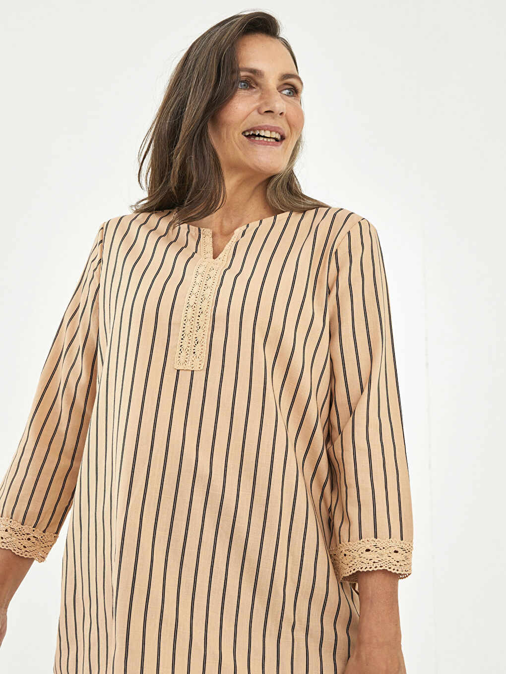 Siyah Kaçık Yaka Çizgili Pamuklu Kadın Bluz-1