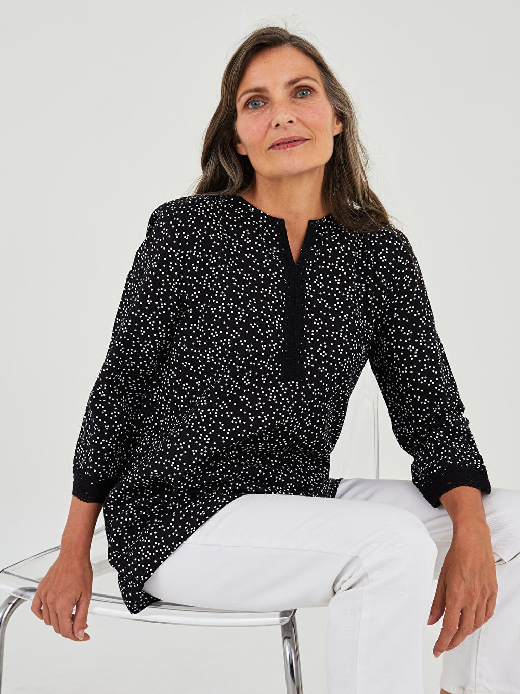 Siyah Kaçık Yaka Puantiyeli Pamuklu Kadın Bluz