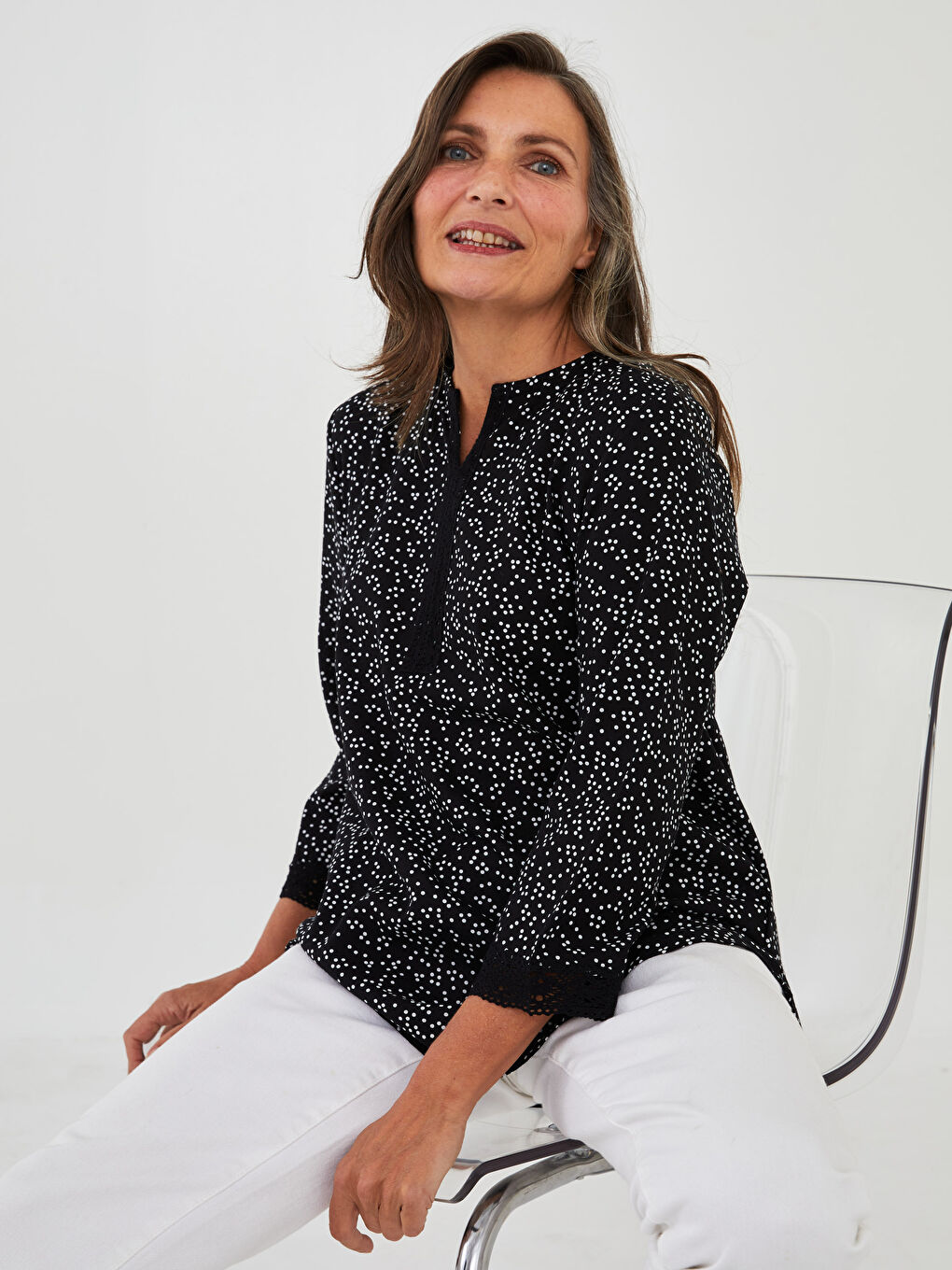 Siyah Kaçık Yaka Puantiyeli Pamuklu Kadın Bluz-1