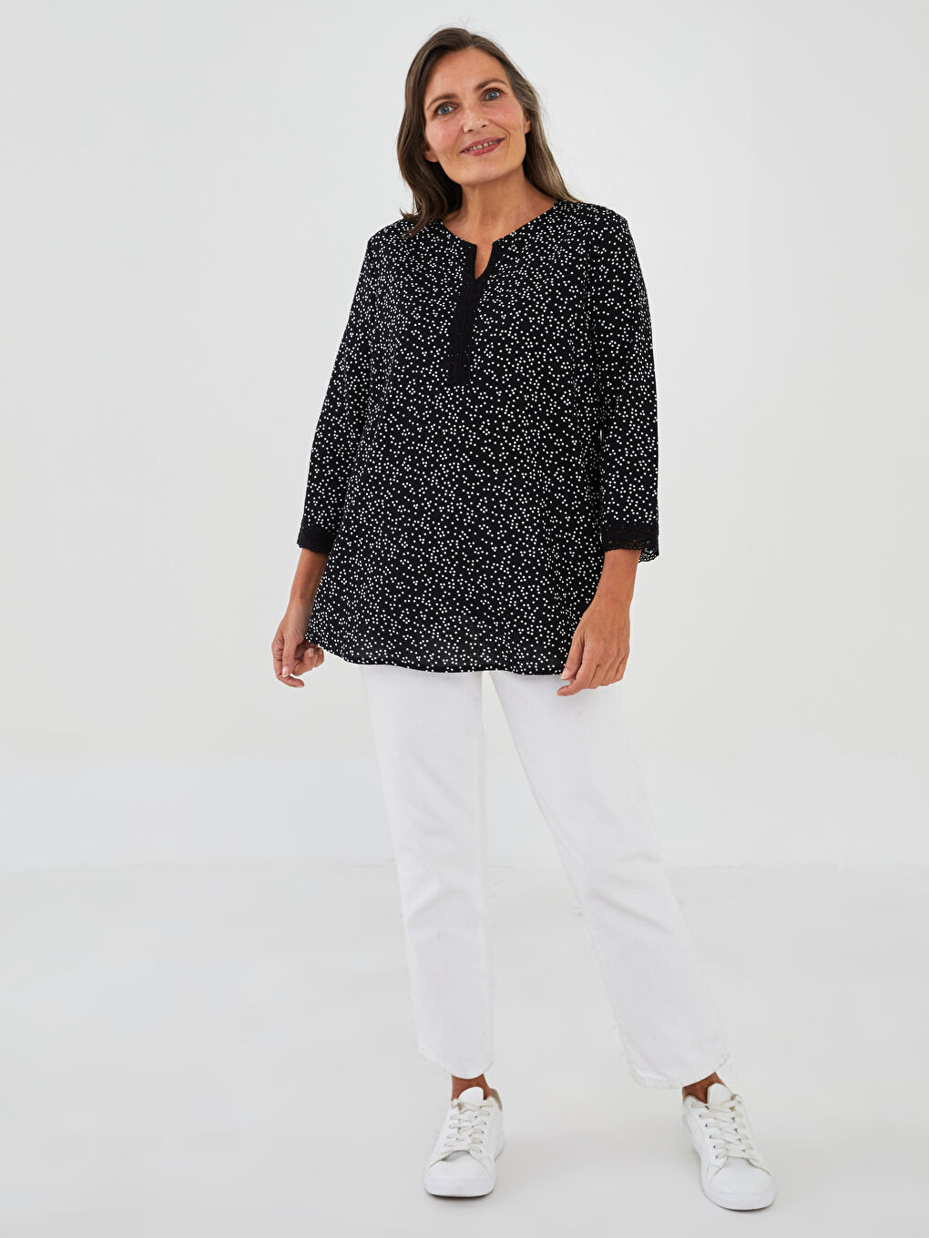 Siyah Kaçık Yaka Puantiyeli Pamuklu Kadın Bluz-2