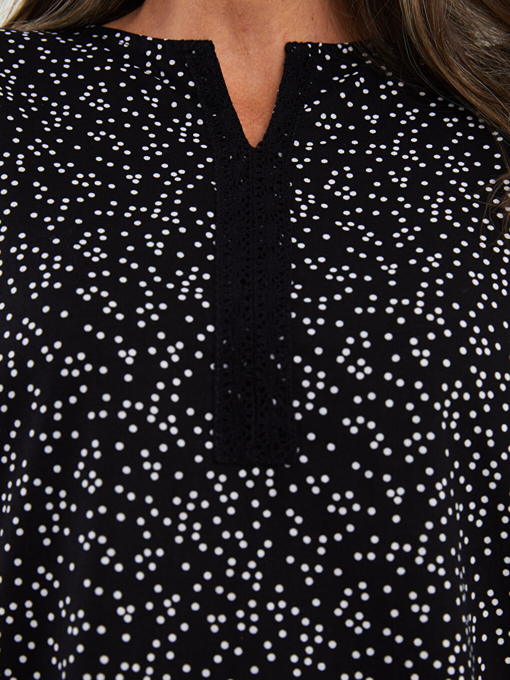 Siyah Kaçık Yaka Puantiyeli Pamuklu Kadın Bluz-3