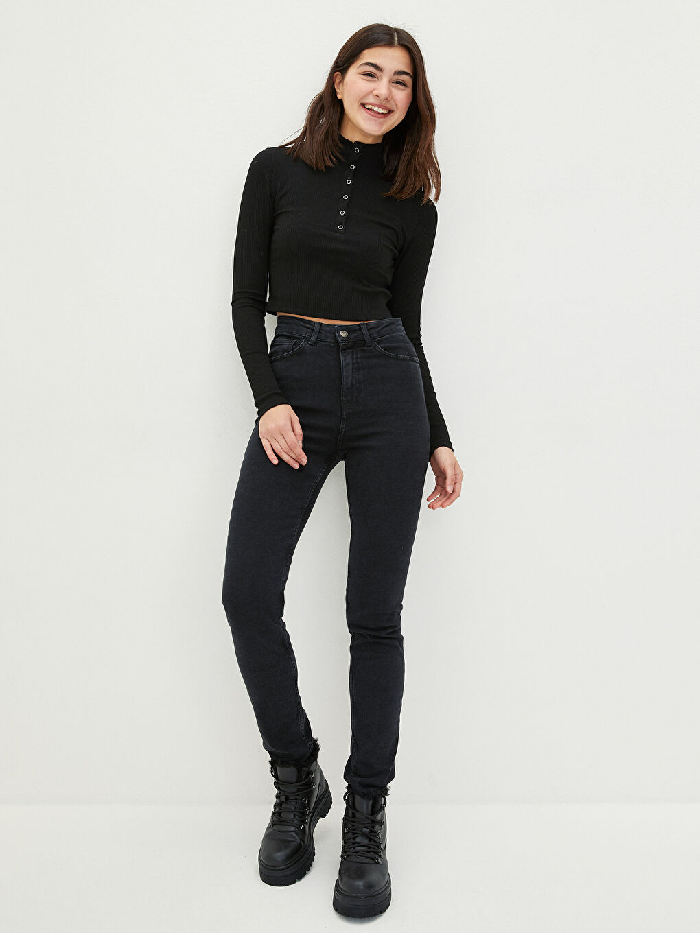 Siyah Dik Yaka Düz Uzun Kollu Kadın Crop-2