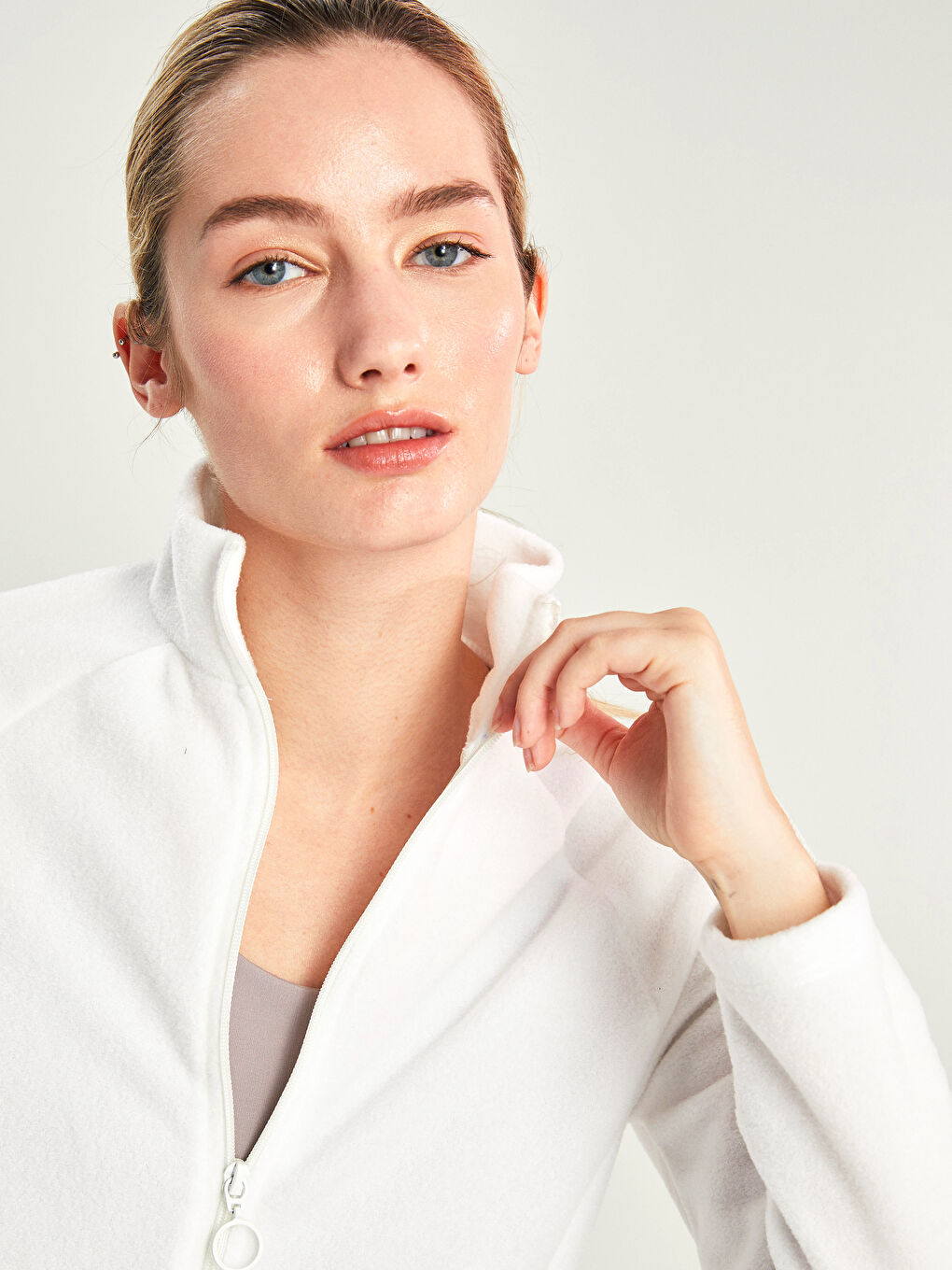 Dik Yaka Düz Uzun Kollu Cep Detaylı Kadın Spor Hırka