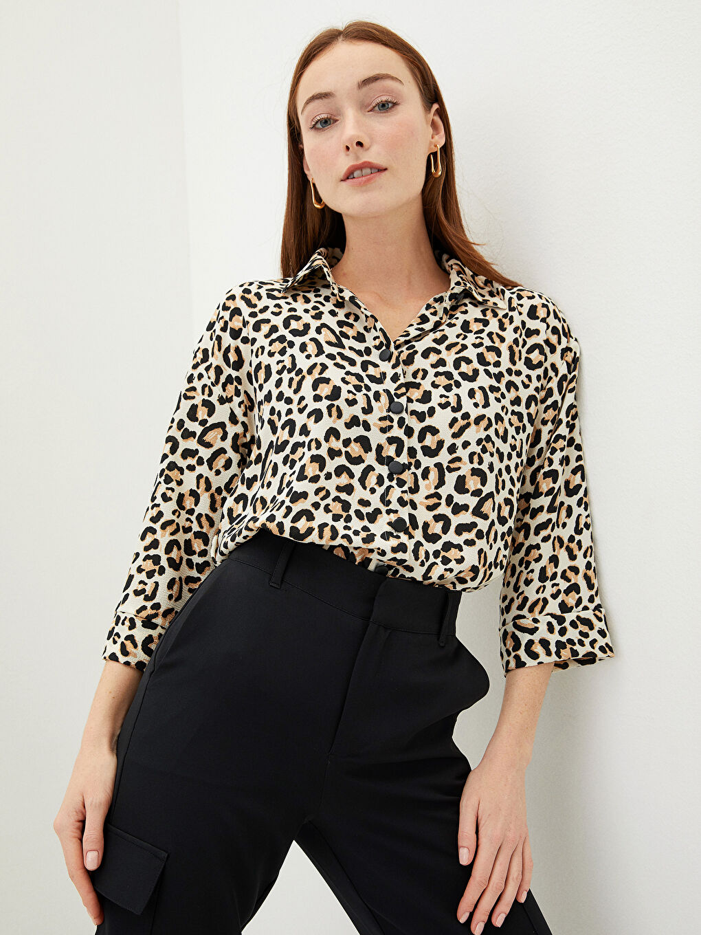 قميص للسيدات من قماش الكريب بنقشة الفهد مع إغلاق أمامي بالأزرار