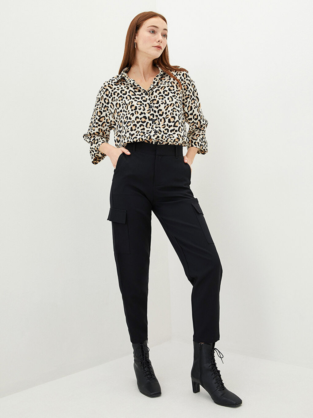 قميص للسيدات من قماش الكريب بنقشة الفهد مع إغلاق أمامي بالأزرار-1