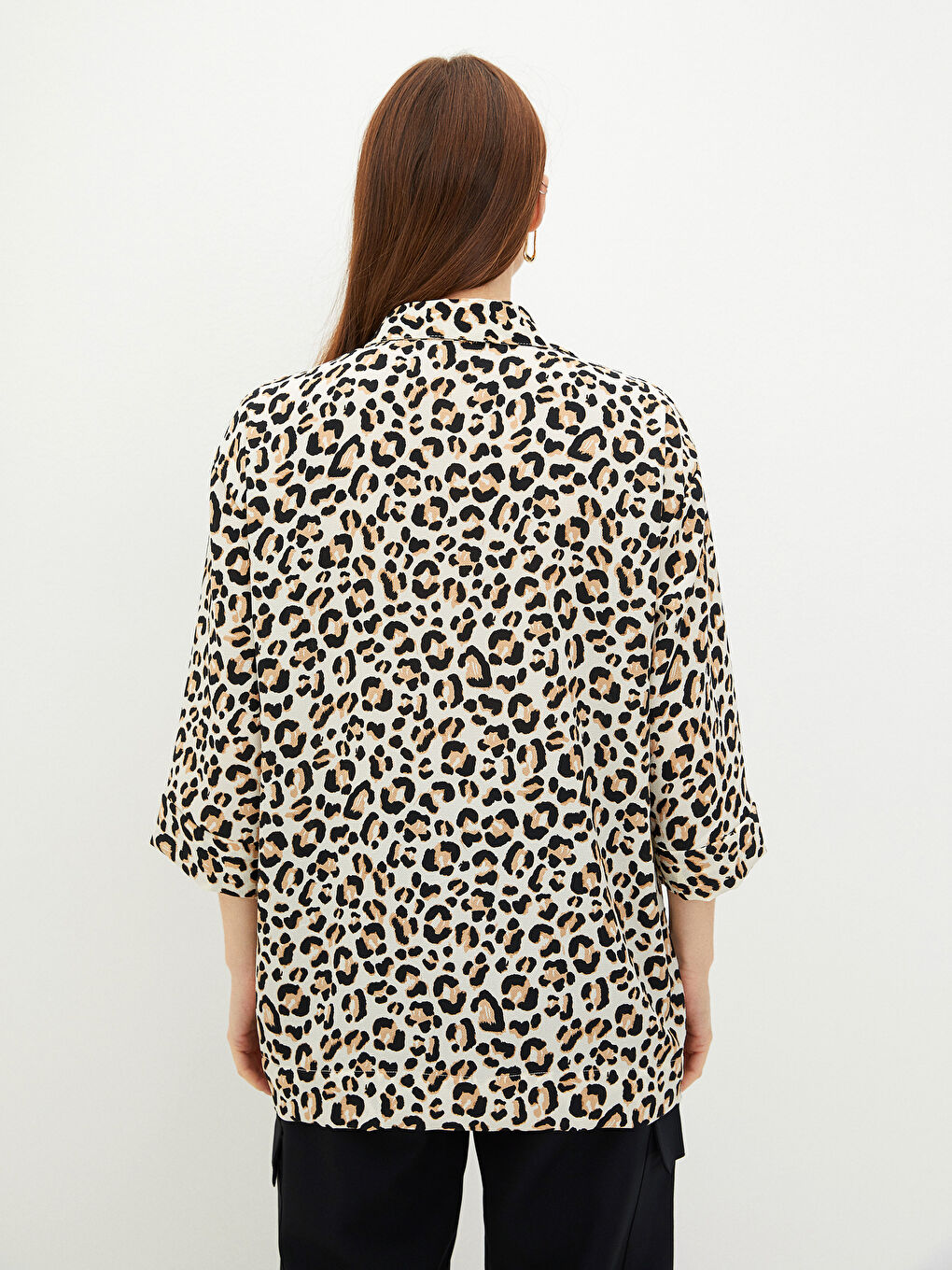 قميص للسيدات من قماش الكريب بنقشة الفهد مع إغلاق أمامي بالأزرار-3