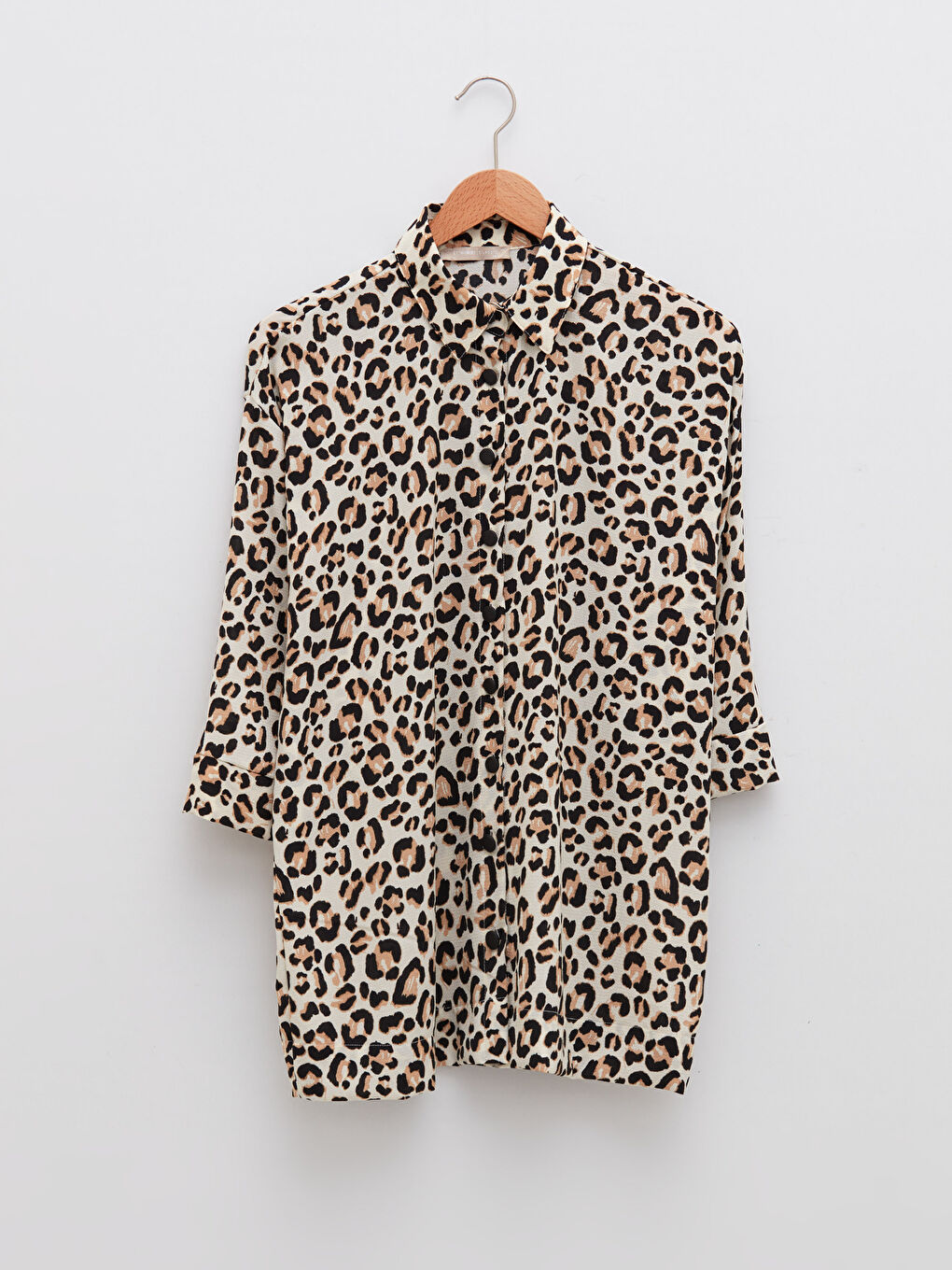 قميص للسيدات من قماش الكريب بنقشة الفهد مع إغلاق أمامي بالأزرار-4