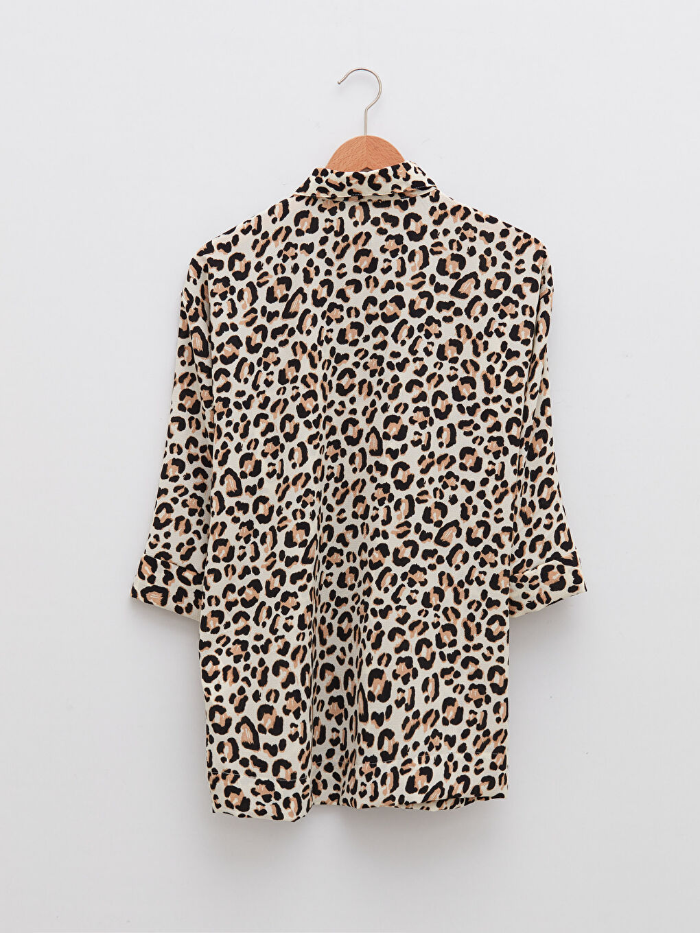 قميص للسيدات من قماش الكريب بنقشة الفهد مع إغلاق أمامي بالأزرار-5