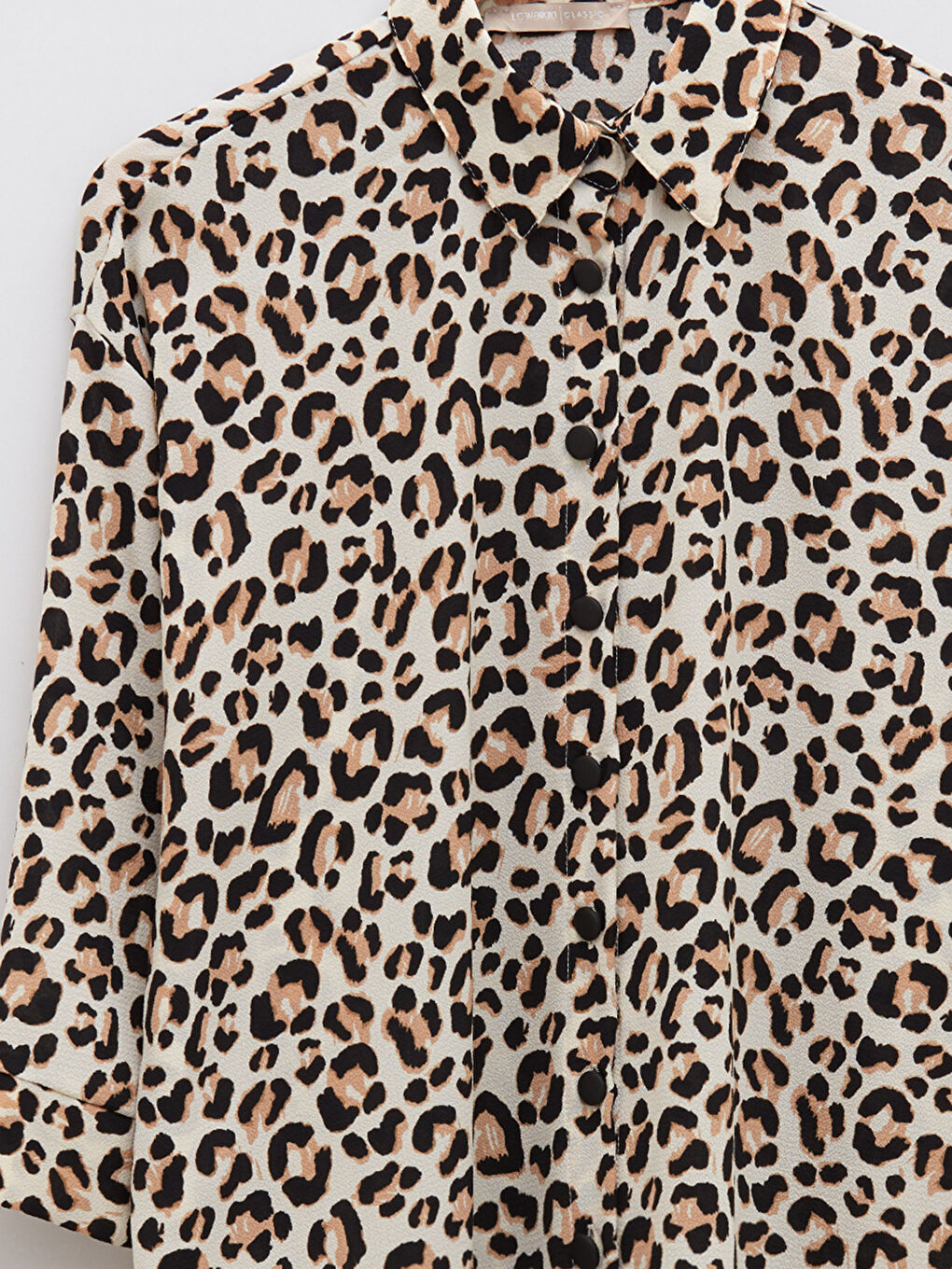 قميص للسيدات من قماش الكريب بنقشة الفهد مع إغلاق أمامي بالأزرار-6