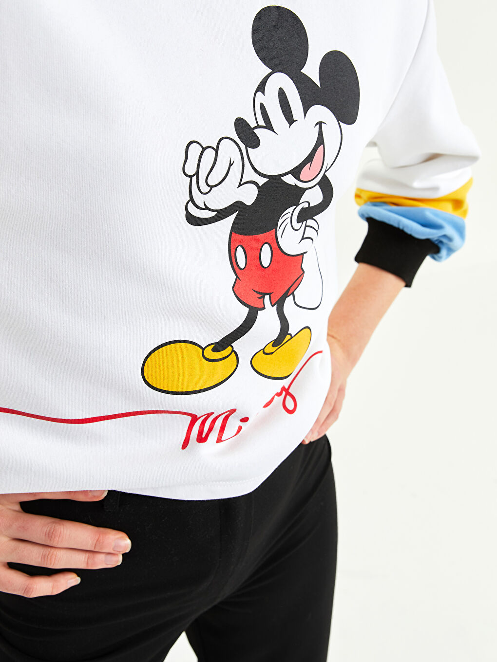 Beyaz Bisiklet Yaka Mickey Mouse Baskılı Kadın Kalın Sweatshirt-3