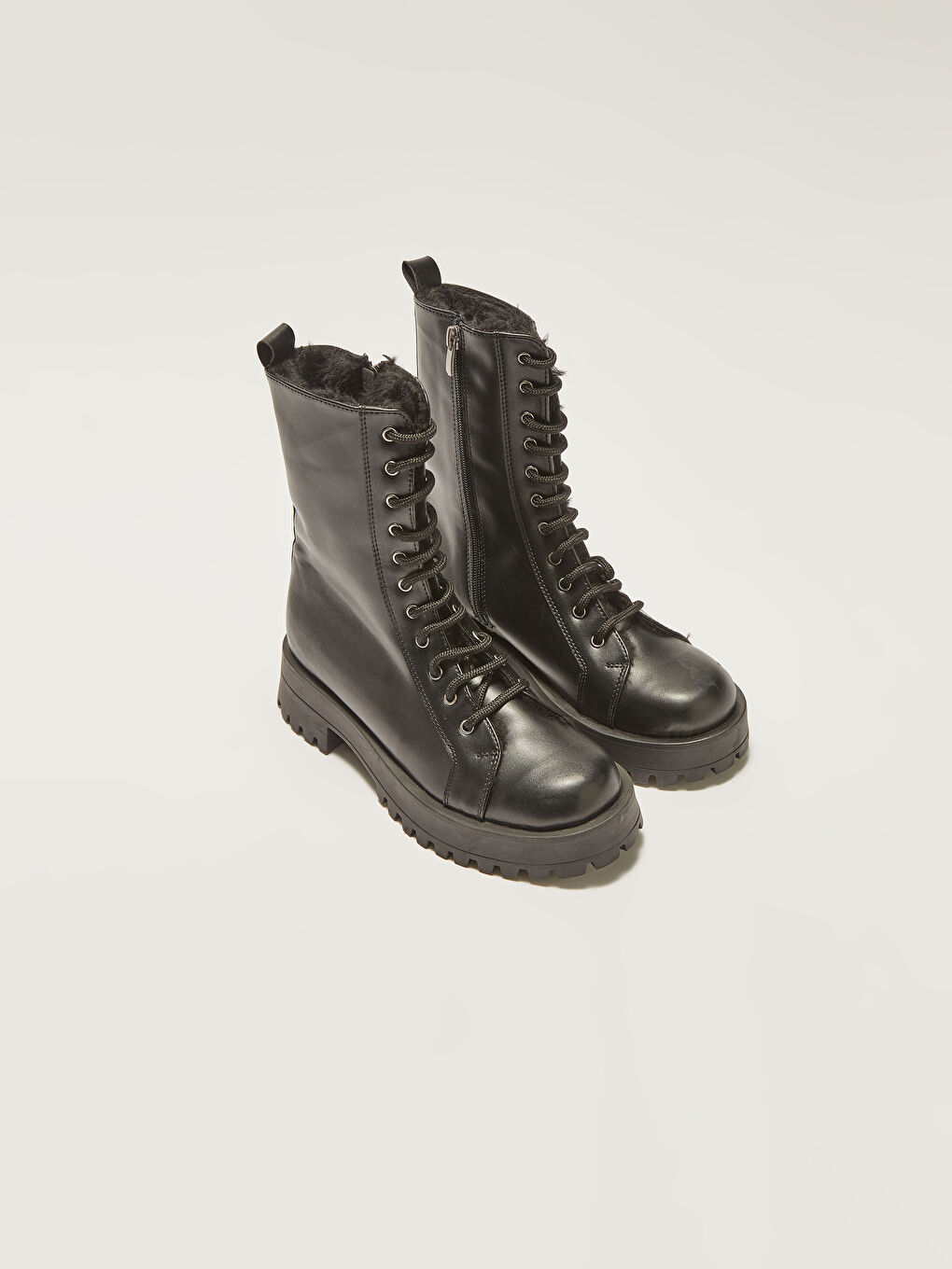 Siyah Deri Görünümlü Bağcık ve Fermuarlı Kadın Kar Botu