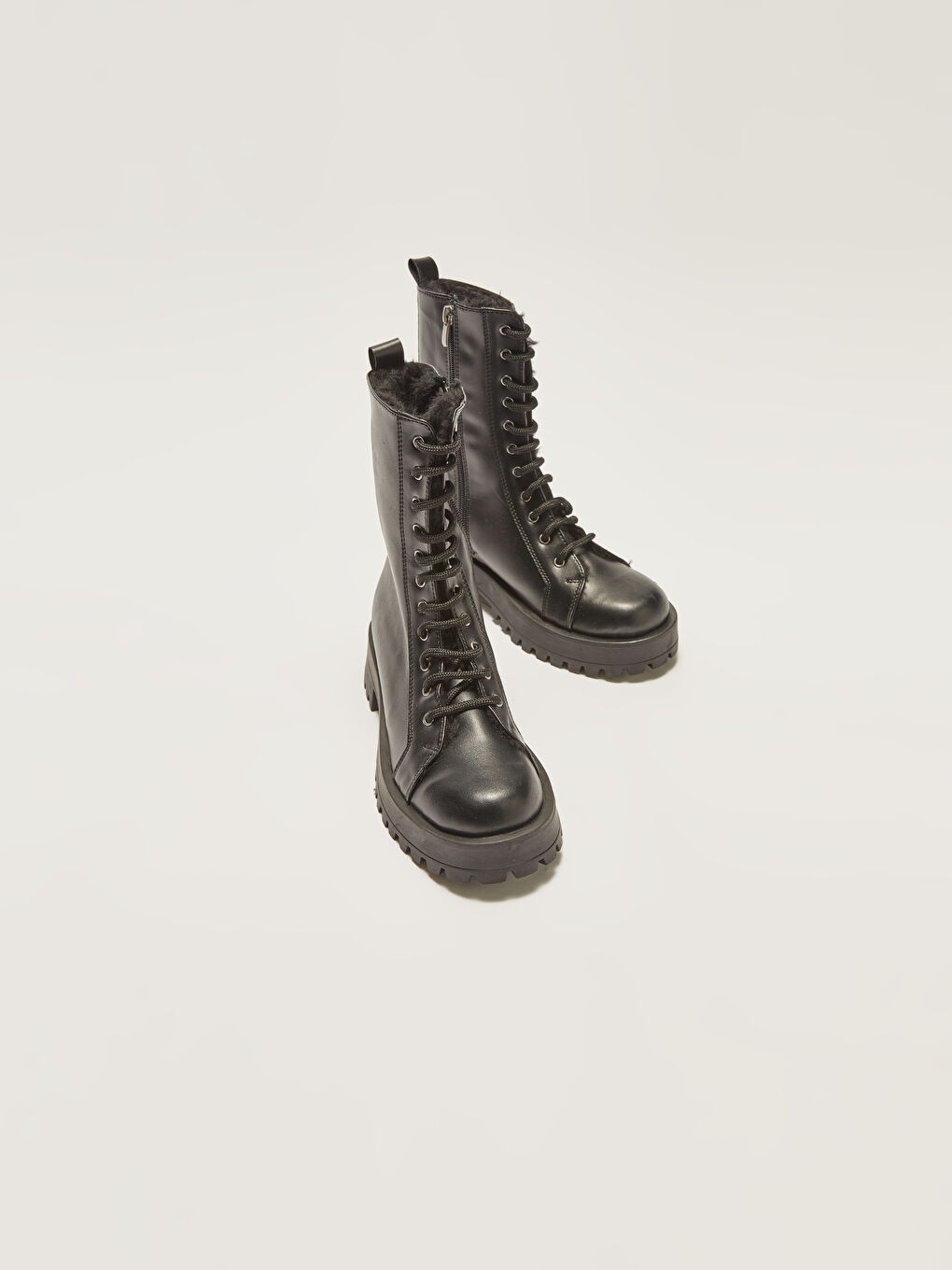 Siyah Deri Görünümlü Bağcık ve Fermuarlı Kadın Kar Botu-2