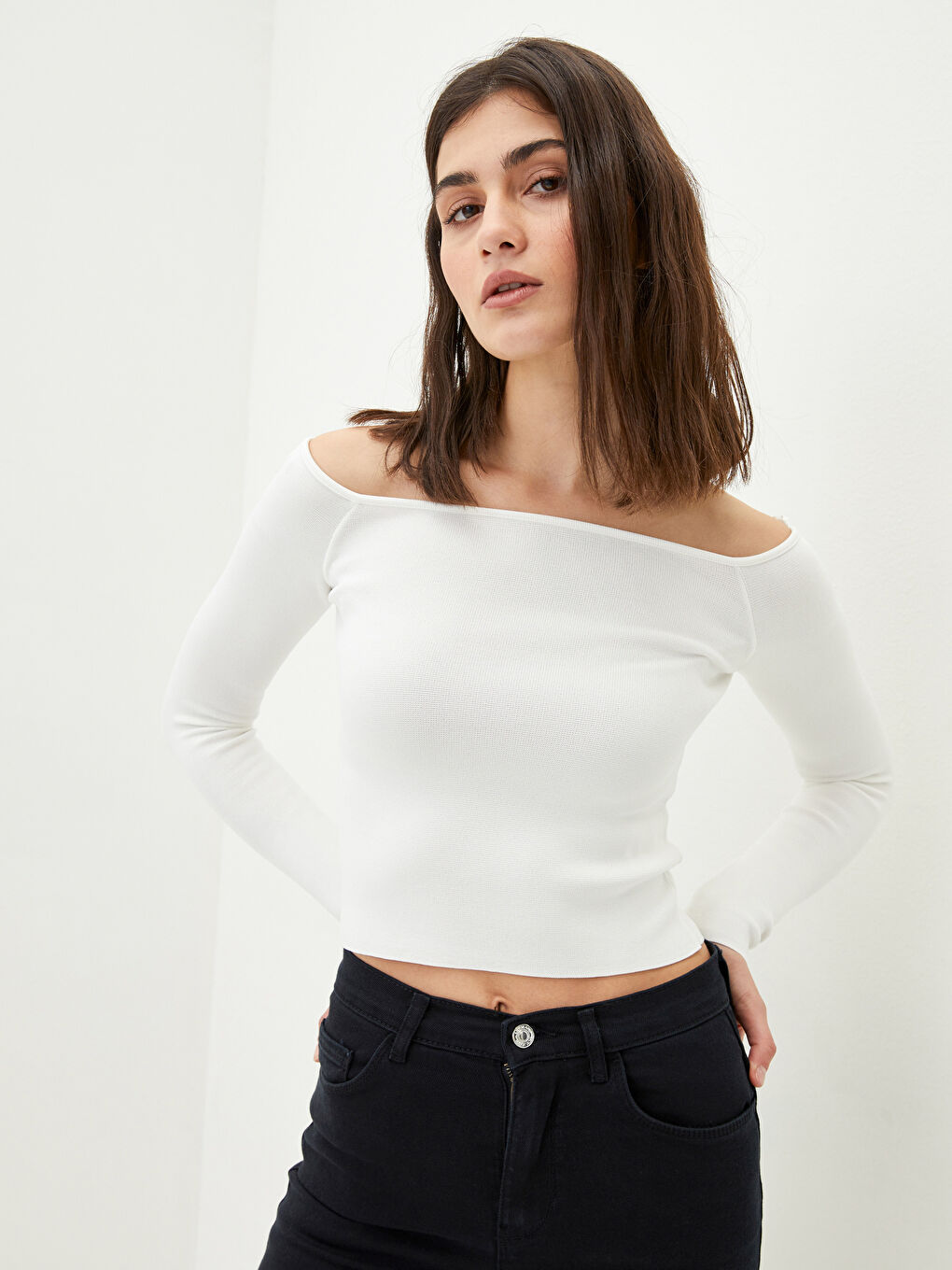 Женский трикотажный свитер с вырезом лодочкой и длинными рукавами