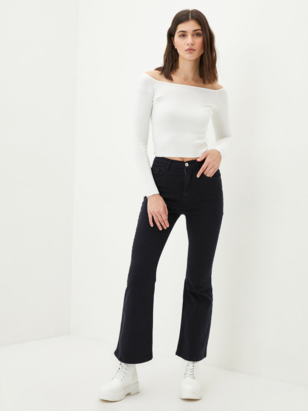 Женский трикотажный свитер с вырезом лодочкой и длинными рукавами-1