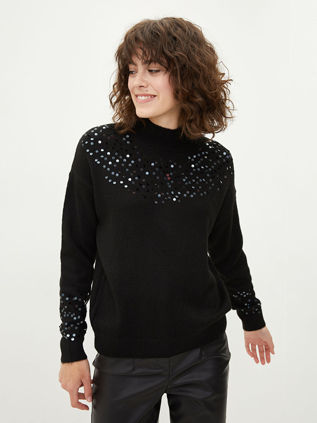 Siyah Yarım Balıkçı Yaka Pul İşlemeli Uzun Kollu Kadın Triko Kazak