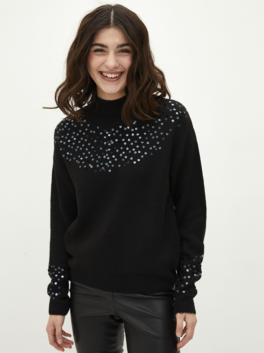 Siyah Yarım Balıkçı Yaka Pul İşlemeli Uzun Kollu Kadın Triko Kazak