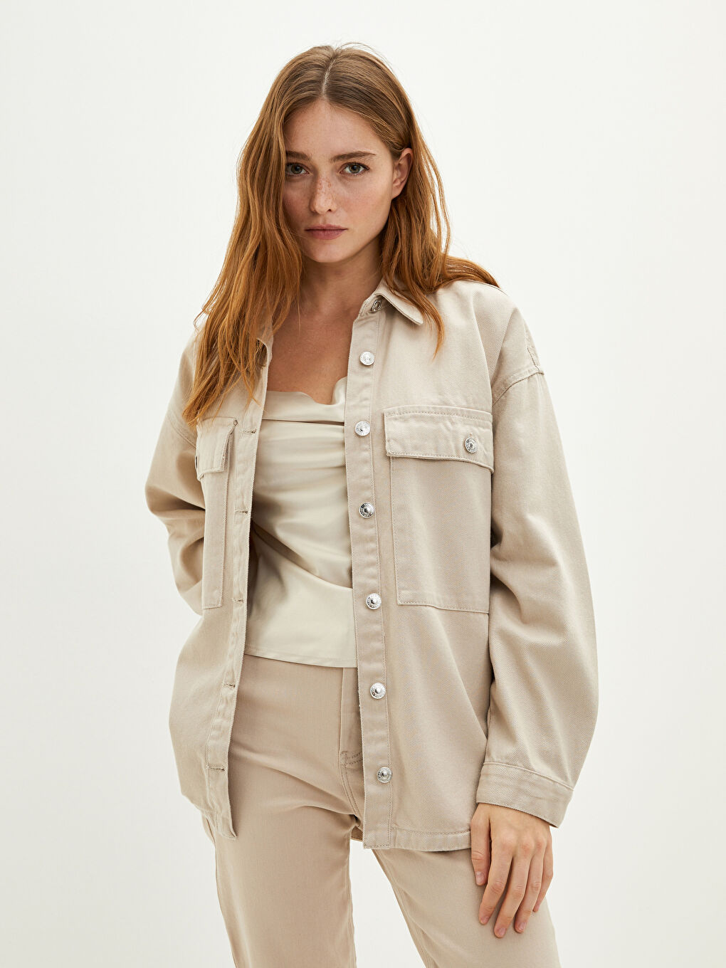 Bej Önden Düğme Kapamalı Düz Cep Detaylı Uzun Kollu Kadın Jean Gömlek Ceket