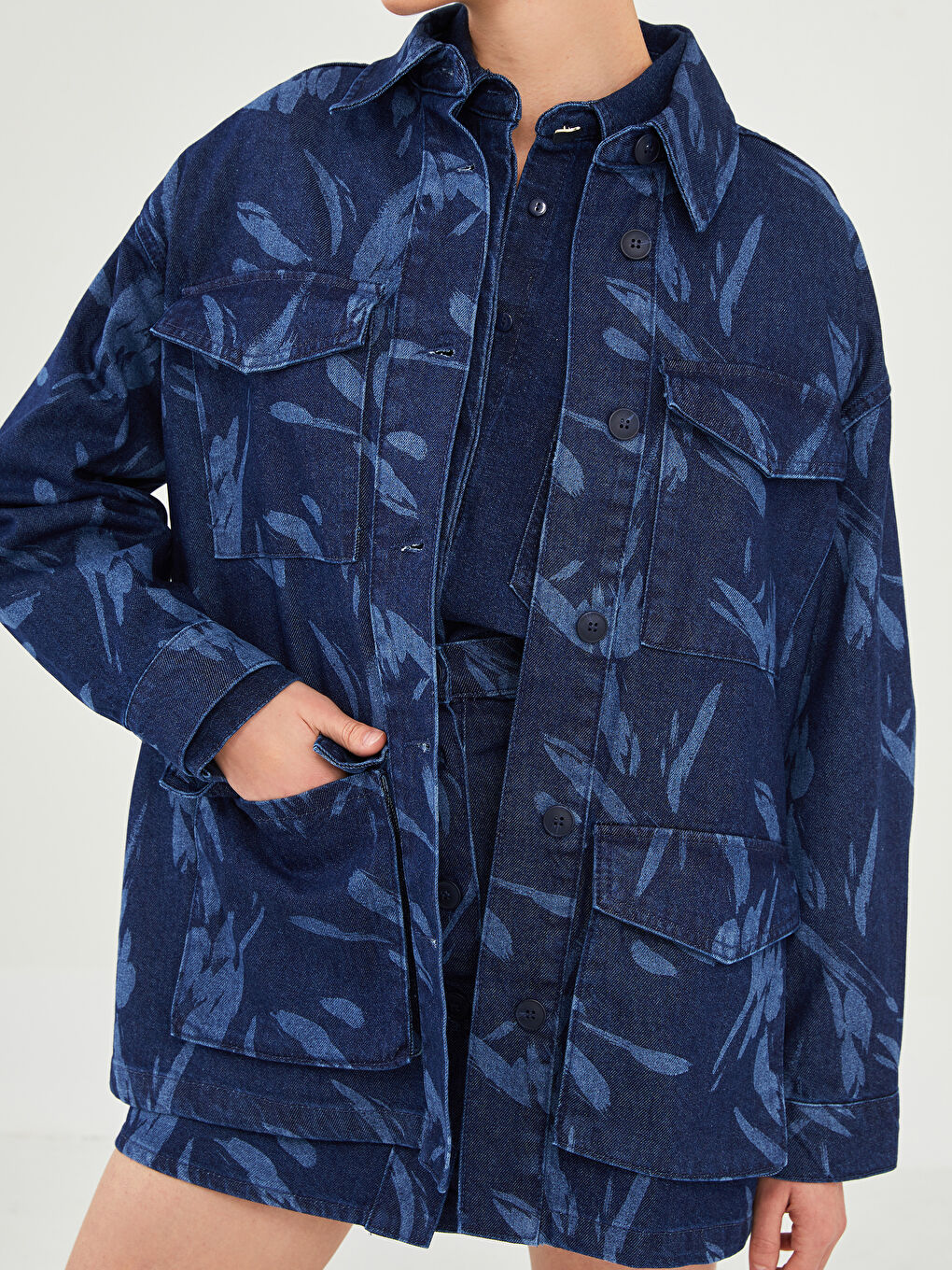 LC Waikiki GAMZE SARAÇOĞLU X LCW VISION WOMEN'S JEAN JACKET - FRONT BUTTON CLOSURE PATTERNED POCKET DETAILED LONG SLEEVE OVERSIZED -W1JT52Z8-309