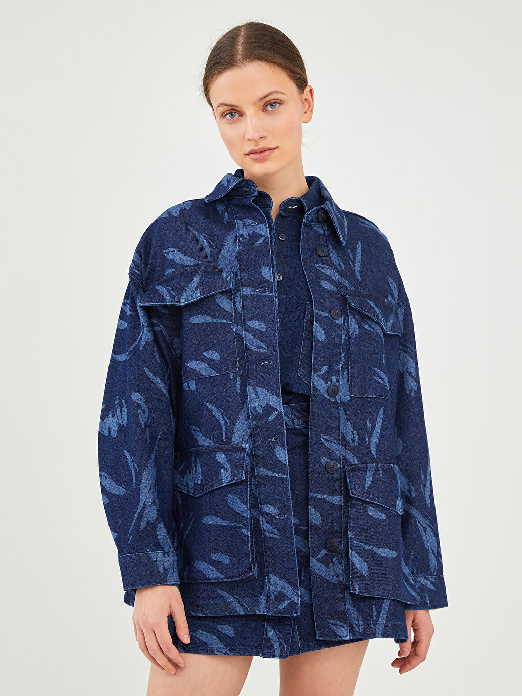 LC Waikiki GAMZE SARAÇOĞLU X LCW VISION WOMEN'S JEAN JACKET - FRONT BUTTON CLOSURE PATTERNED POCKET DETAILED LONG SLEEVE OVERSIZED -W1JT52Z8-309