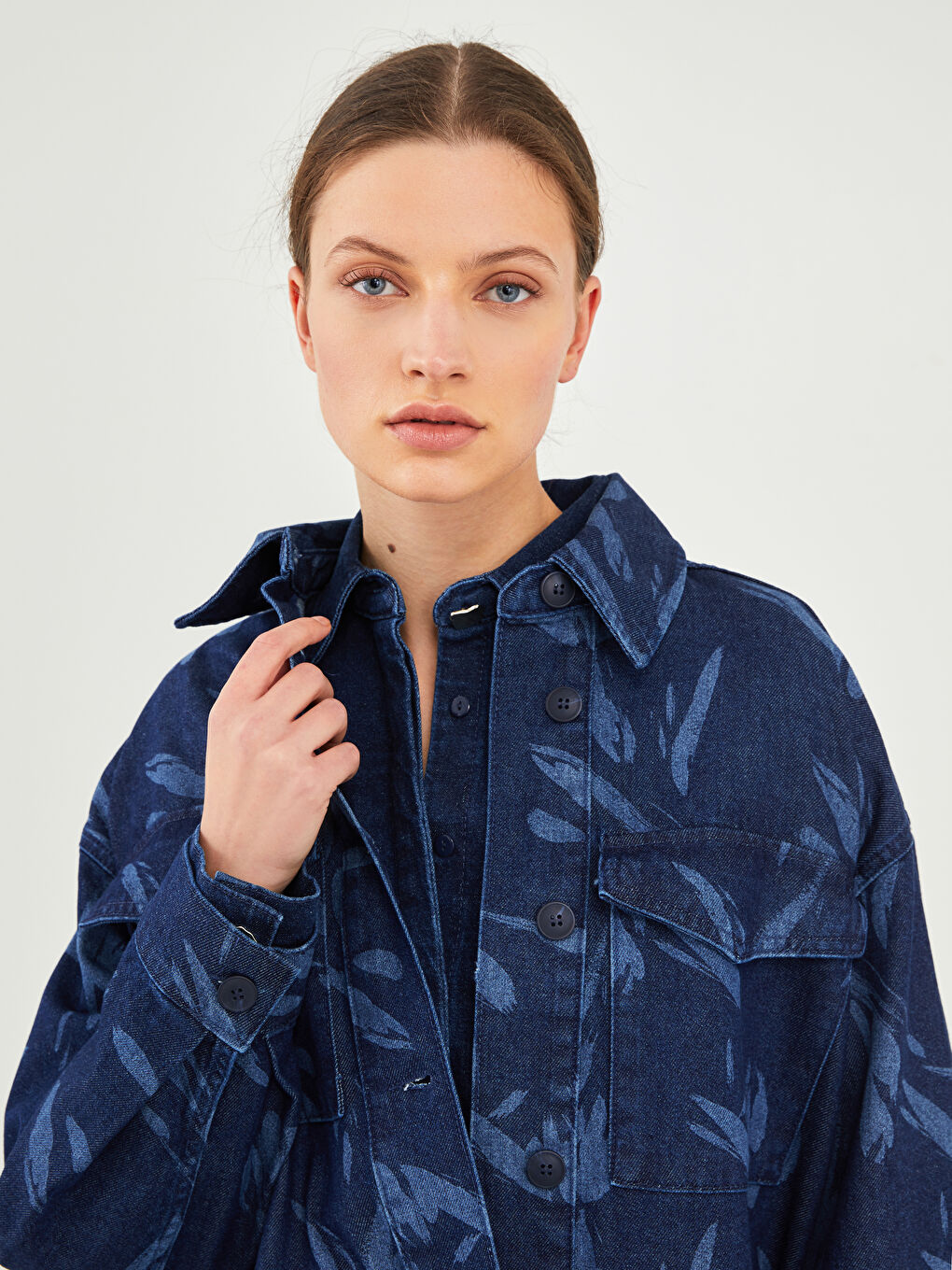 LC Waikiki GAMZE SARAÇOĞLU X LCW VISION WOMEN'S JEAN JACKET - FRONT BUTTON CLOSURE PATTERNED POCKET DETAILED LONG SLEEVE OVERSIZED -W1JT52Z8-309