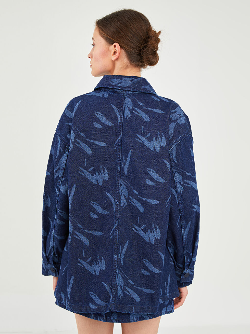 LC Waikiki GAMZE SARAÇOĞLU X LCW VISION WOMEN'S JEAN JACKET - FRONT BUTTON CLOSURE PATTERNED POCKET DETAILED LONG SLEEVE OVERSIZED -W1JT52Z8-309