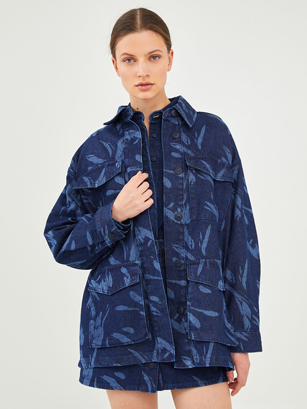 LC Waikiki GAMZE SARAÇOĞLU X LCW VISION WOMEN'S JEAN JACKET - FRONT BUTTON CLOSURE PATTERNED POCKET DETAILED LONG SLEEVE OVERSIZED -W1JT52Z8-309