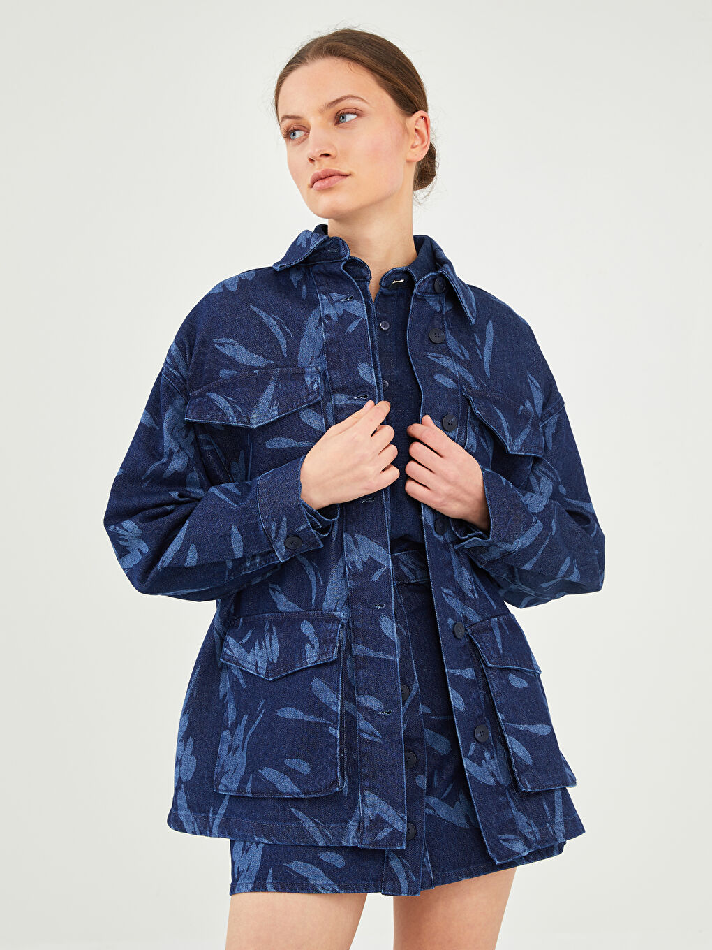 LC Waikiki GAMZE SARAÇOĞLU X LCW VISION WOMEN'S JEAN JACKET - FRONT BUTTON CLOSURE PATTERNED POCKET DETAILED LONG SLEEVE OVERSIZED -W1JT52Z8-309