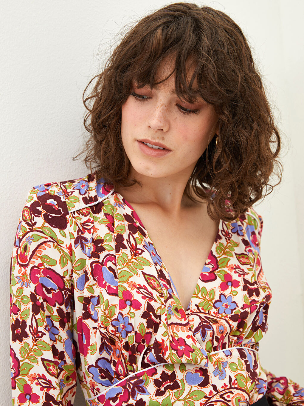 Ekru Kruvaze Yaka Desenli Uzun Kollu Viskon Kadın Bluz