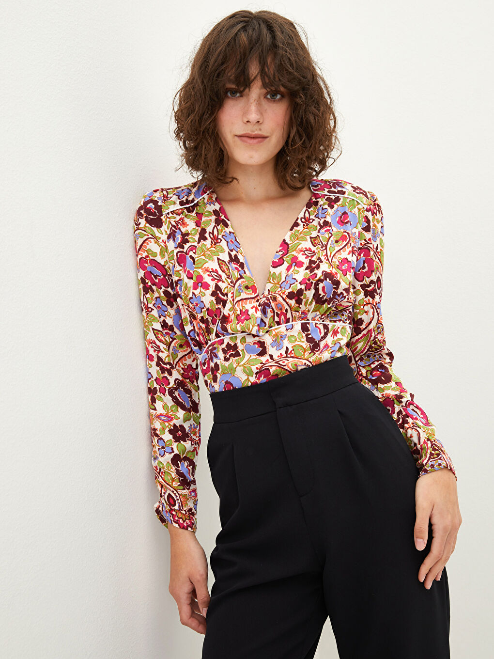 Ekru Kruvaze Yaka Desenli Uzun Kollu Viskon Kadın Bluz-1