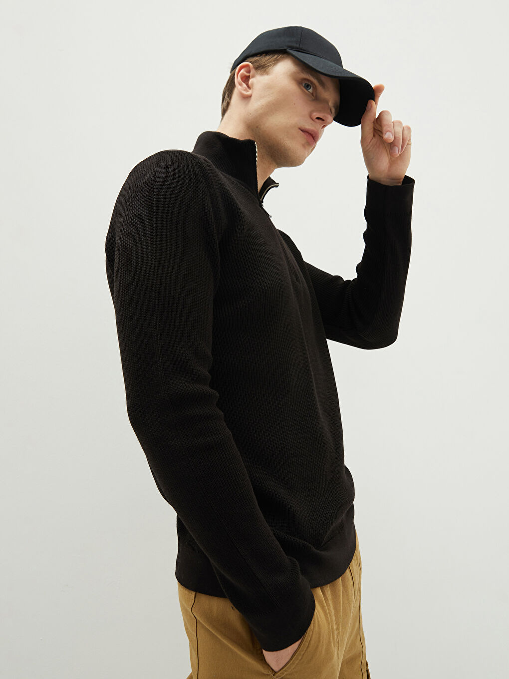 Siyah Dik Yaka Uzun Kollu Erkek Triko Kazak