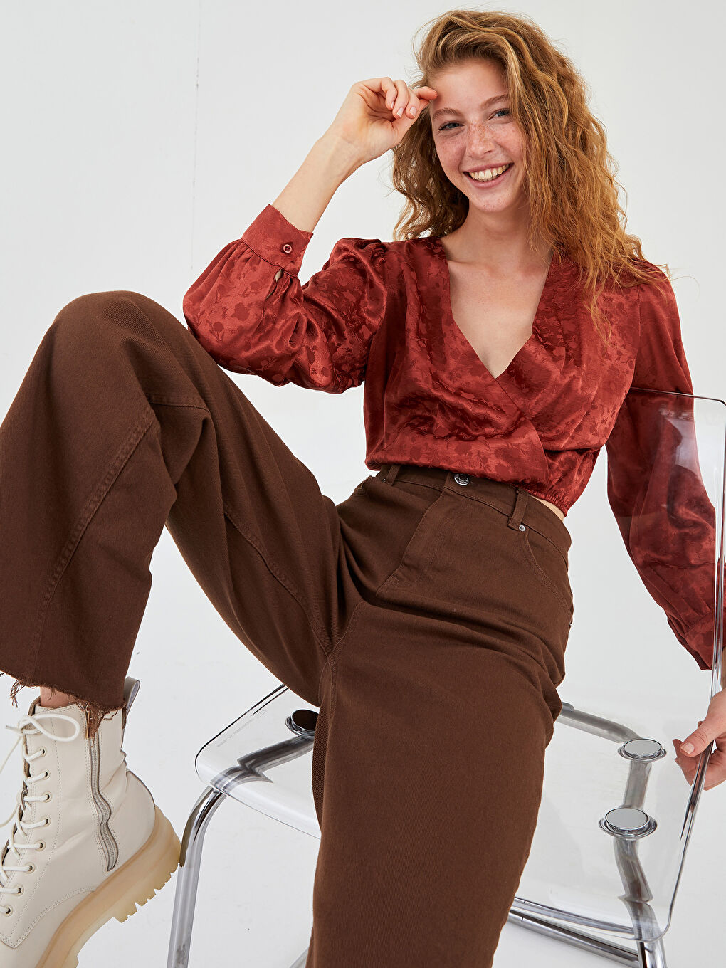 Kahverengi Kruvaze Yaka Kendinden Desenli Uzun Kollu Kadın Bluz