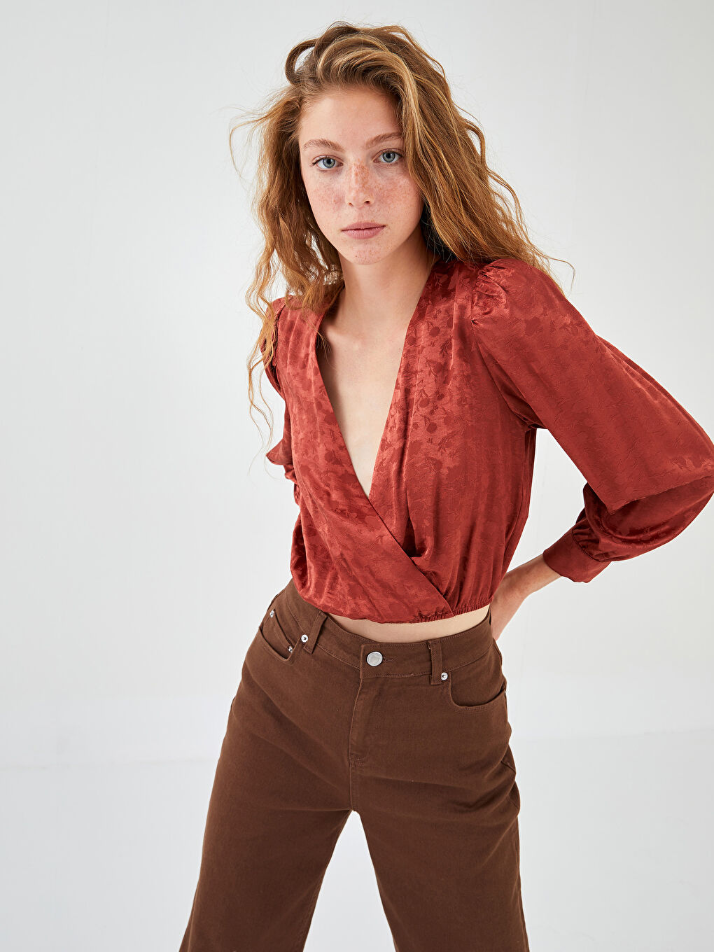 Kahverengi Kruvaze Yaka Kendinden Desenli Uzun Kollu Kadın Bluz-2