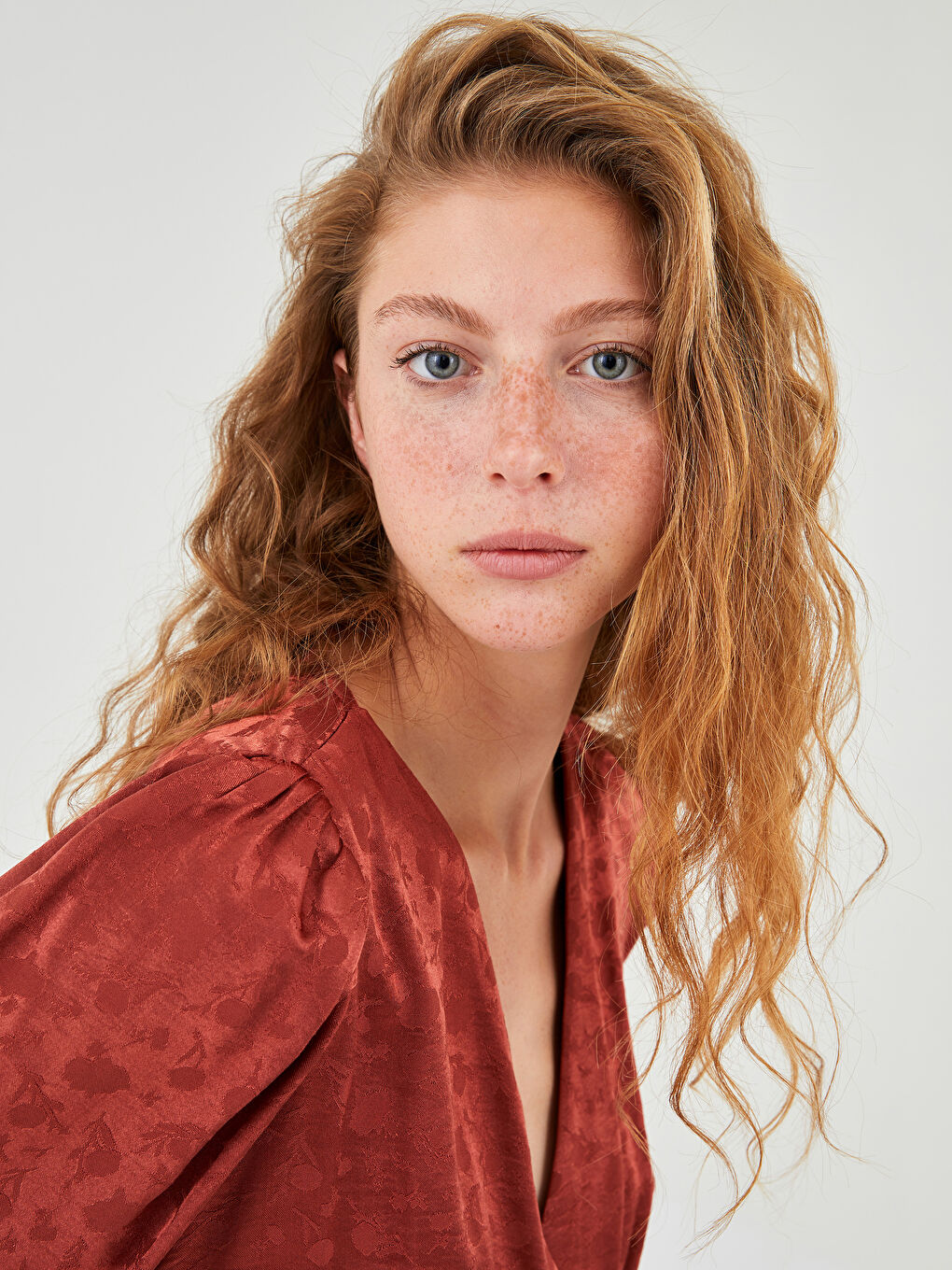 Kahverengi Kruvaze Yaka Kendinden Desenli Uzun Kollu Kadın Bluz-3