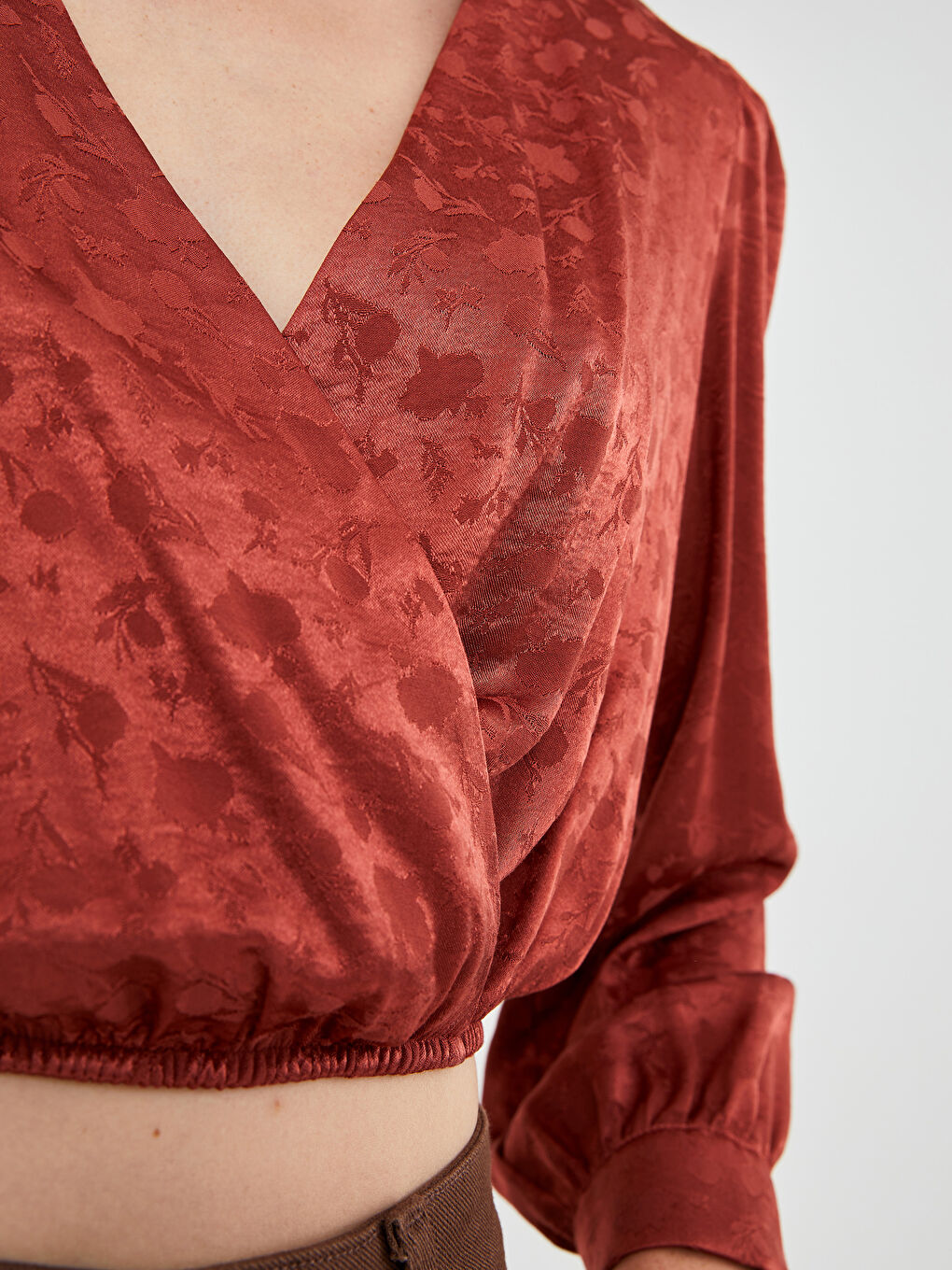 Kahverengi Kruvaze Yaka Kendinden Desenli Uzun Kollu Kadın Bluz-4