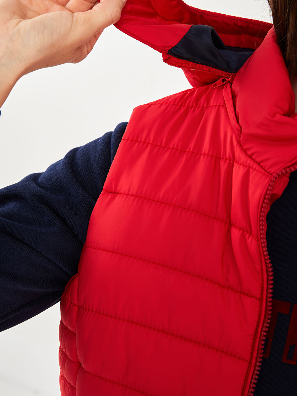 Kırmızı Kadın Kapüşonlu Düz Şişme Yelek-3