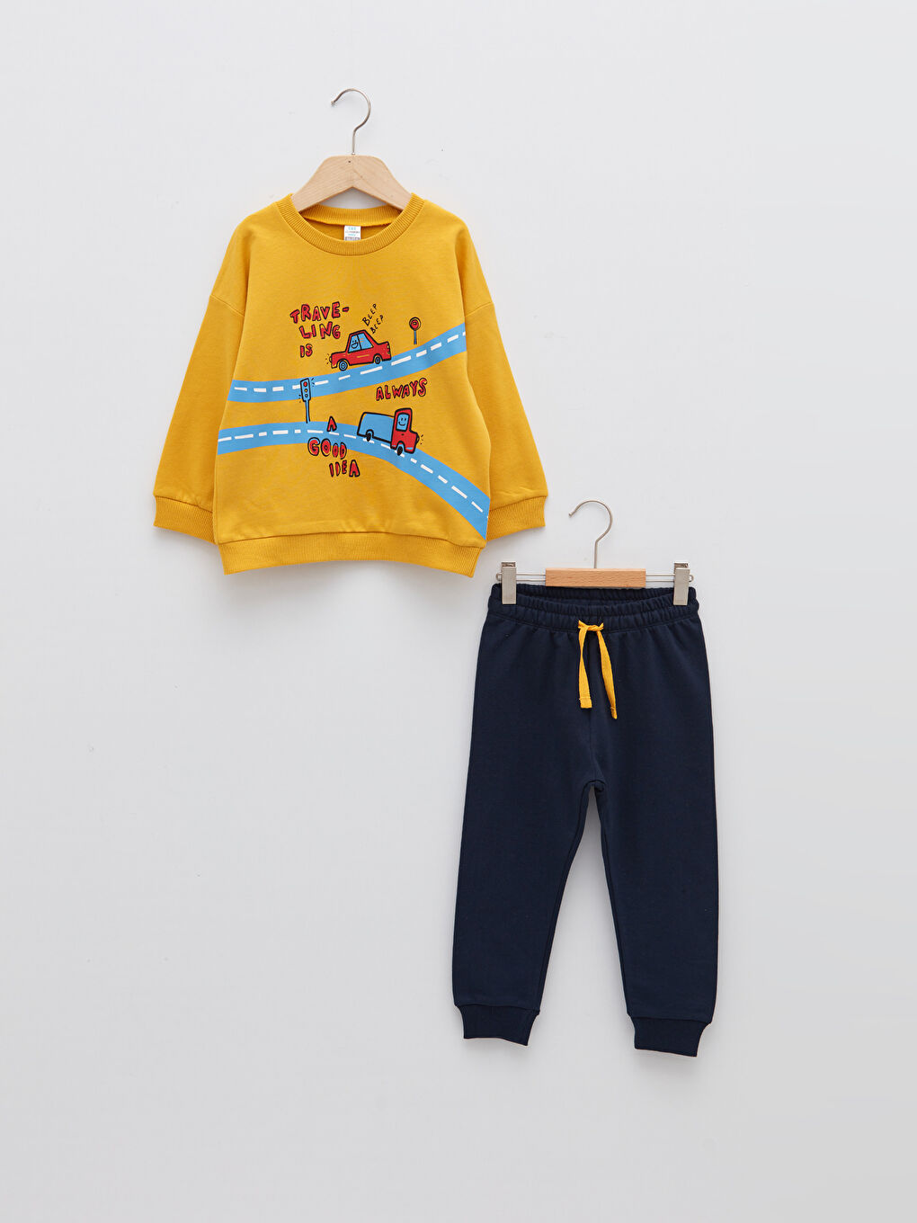 LCW baby Sarı Bisiklet Yaka Uzun Kollu Baskılı Pamuklu Erkek Bebek Sweatshirt ve Jogger Pantolon 2'li Takım