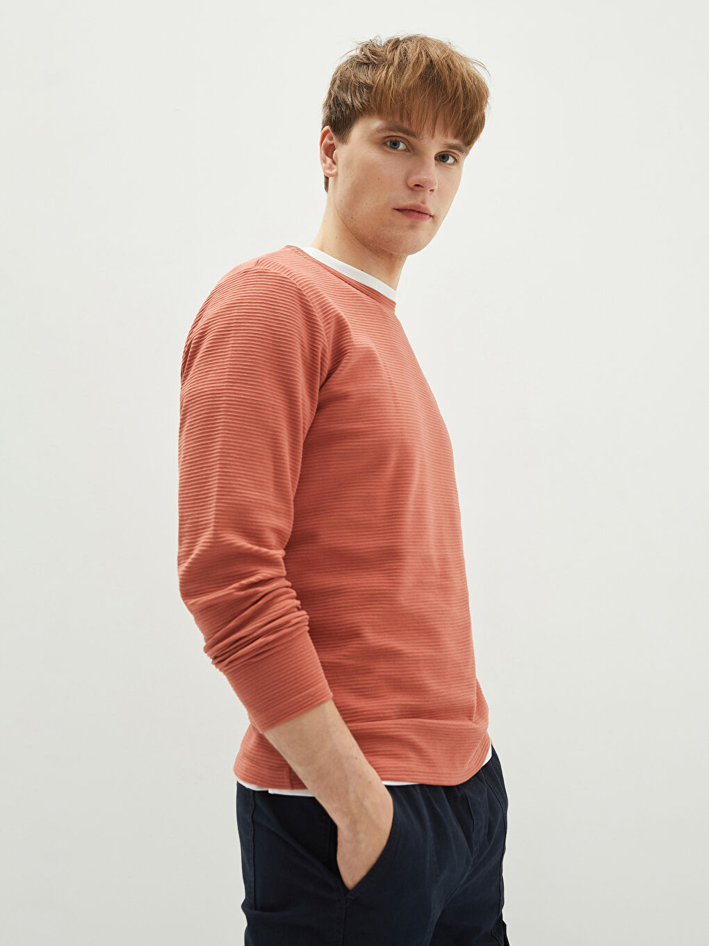 سويت شيرت أساسي كم طويل ياقة دائرية للرجال