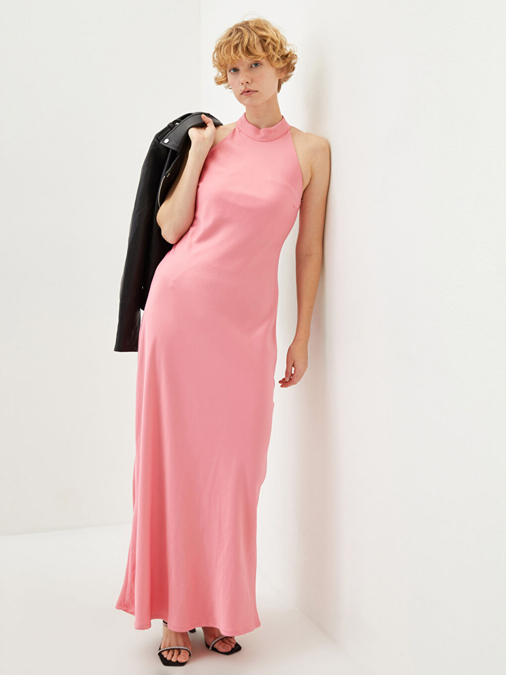 فستان ساتان بدون أكمام بياقة هالتر للسيدات