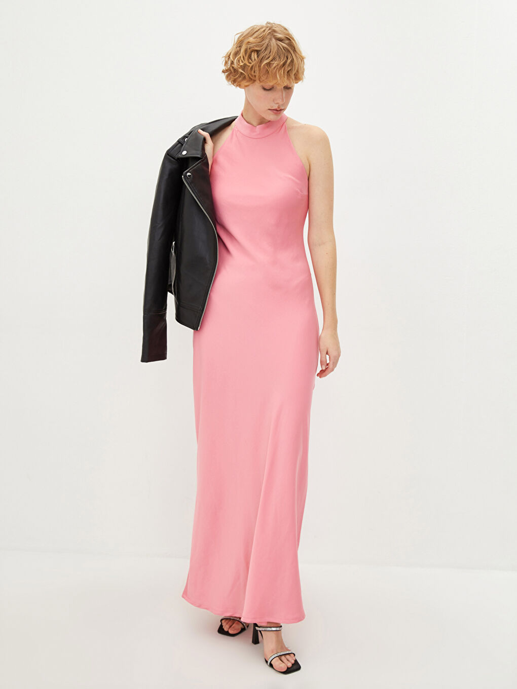 فستان ساتان بدون أكمام بياقة هالتر للسيدات-1