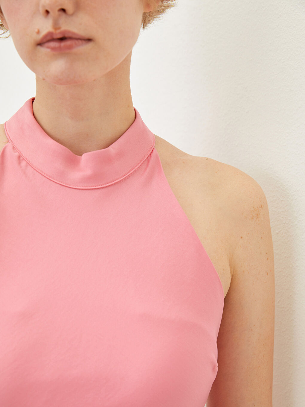 فستان ساتان بدون أكمام بياقة هالتر للسيدات-3