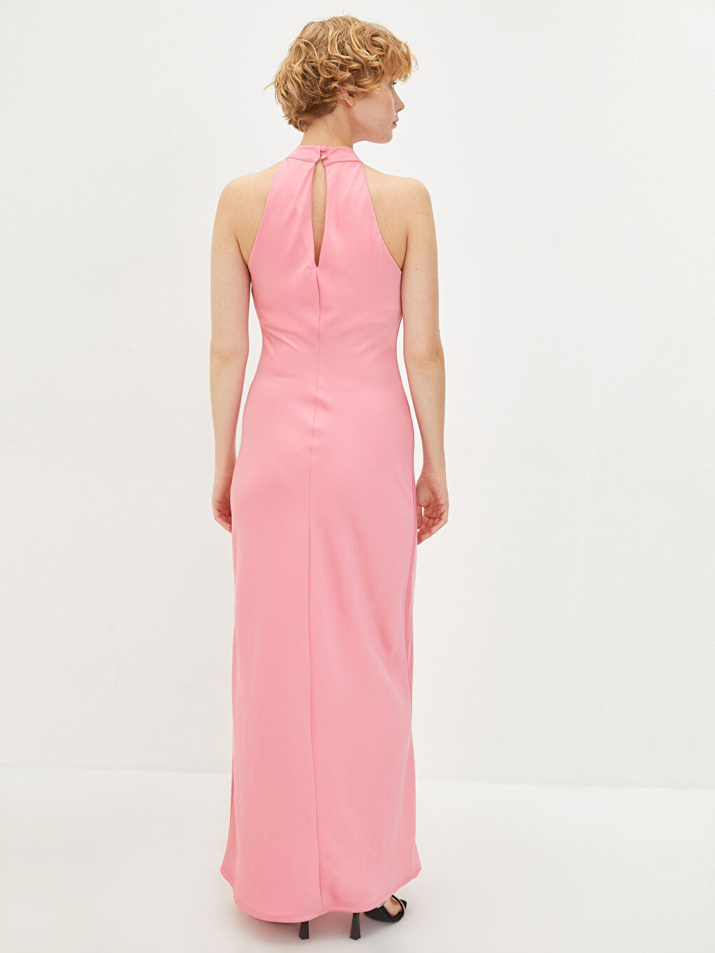 فستان ساتان بدون أكمام بياقة هالتر للسيدات-4