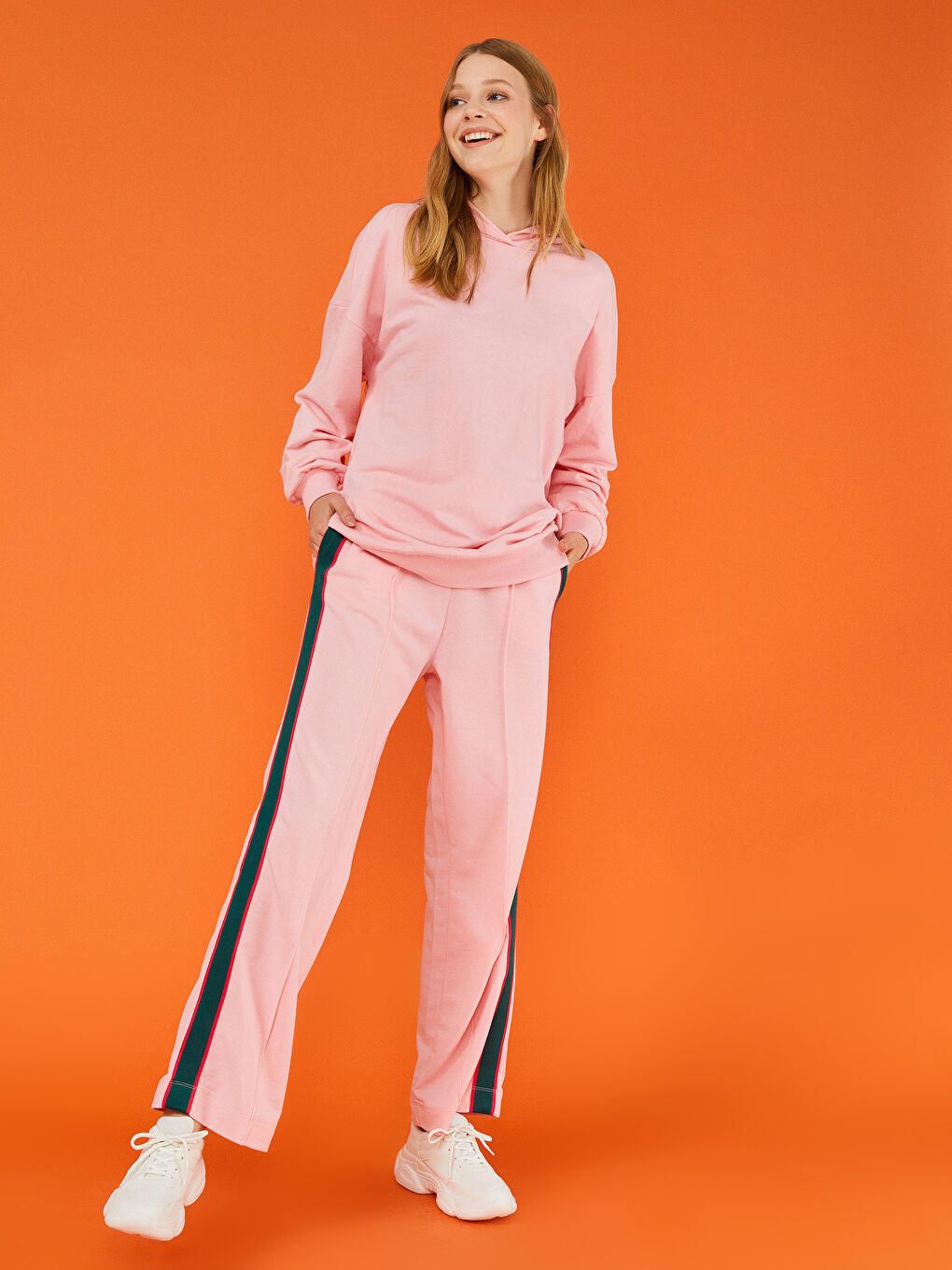 Женские спортивные штаны с эластичной талией и полосатым узором