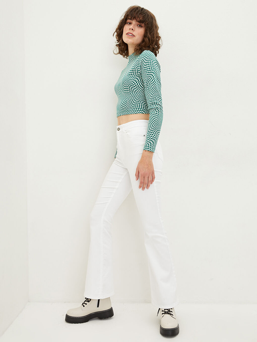 Beyaz Standart Fit İspanyol Paça Cep Detaylı Gabardin Kumaş Kadın Pantolon-5