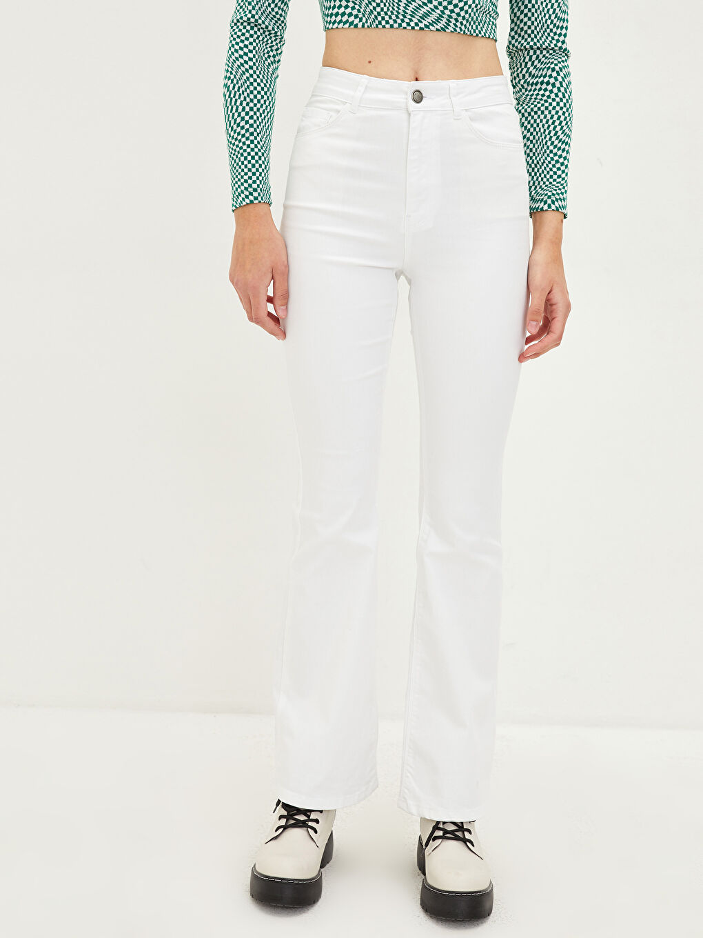 Beyaz Standart Fit İspanyol Paça Cep Detaylı Gabardin Kumaş Kadın Pantolon-8