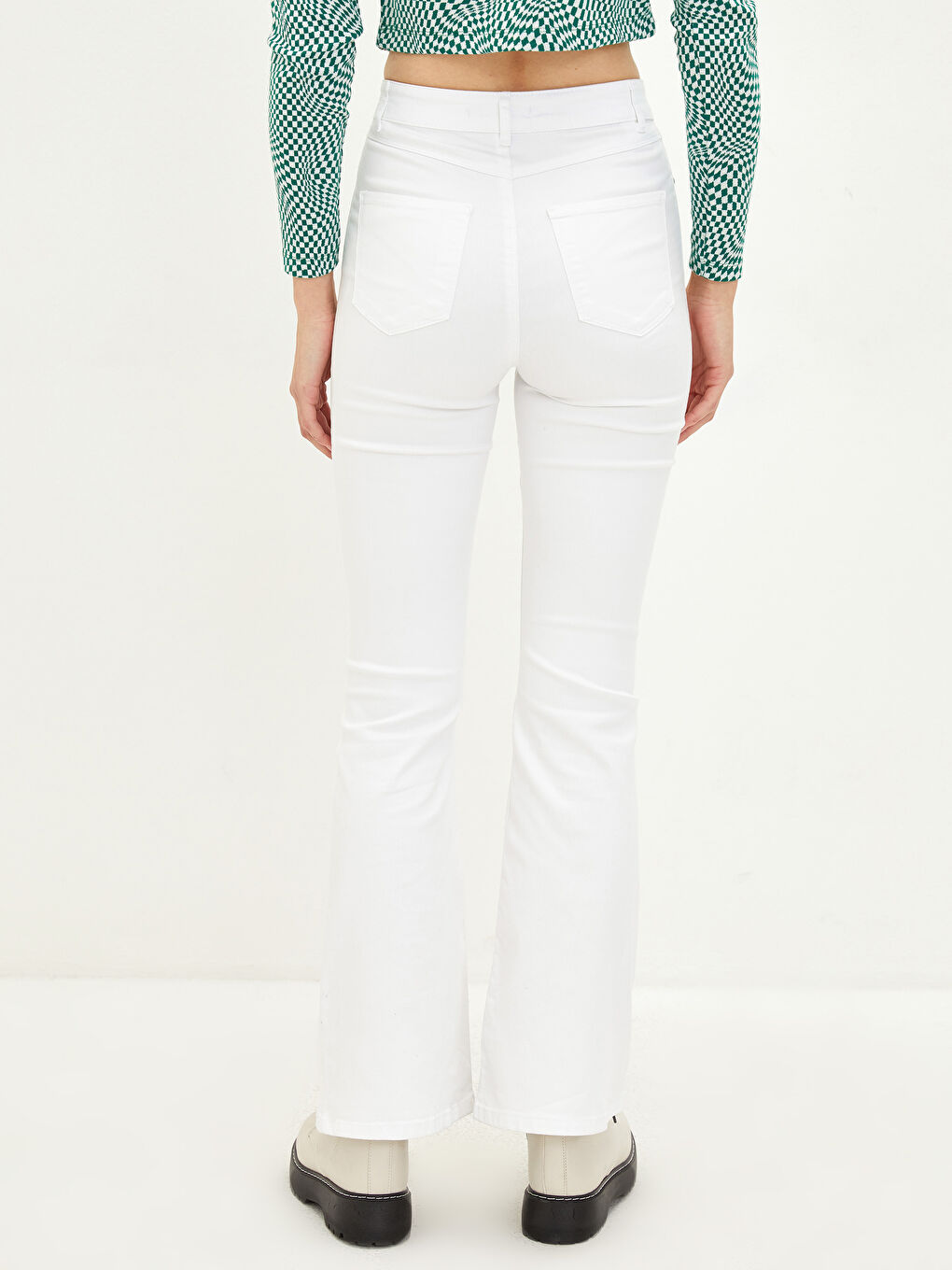 Beyaz Standart Fit İspanyol Paça Cep Detaylı Gabardin Kumaş Kadın Pantolon-9