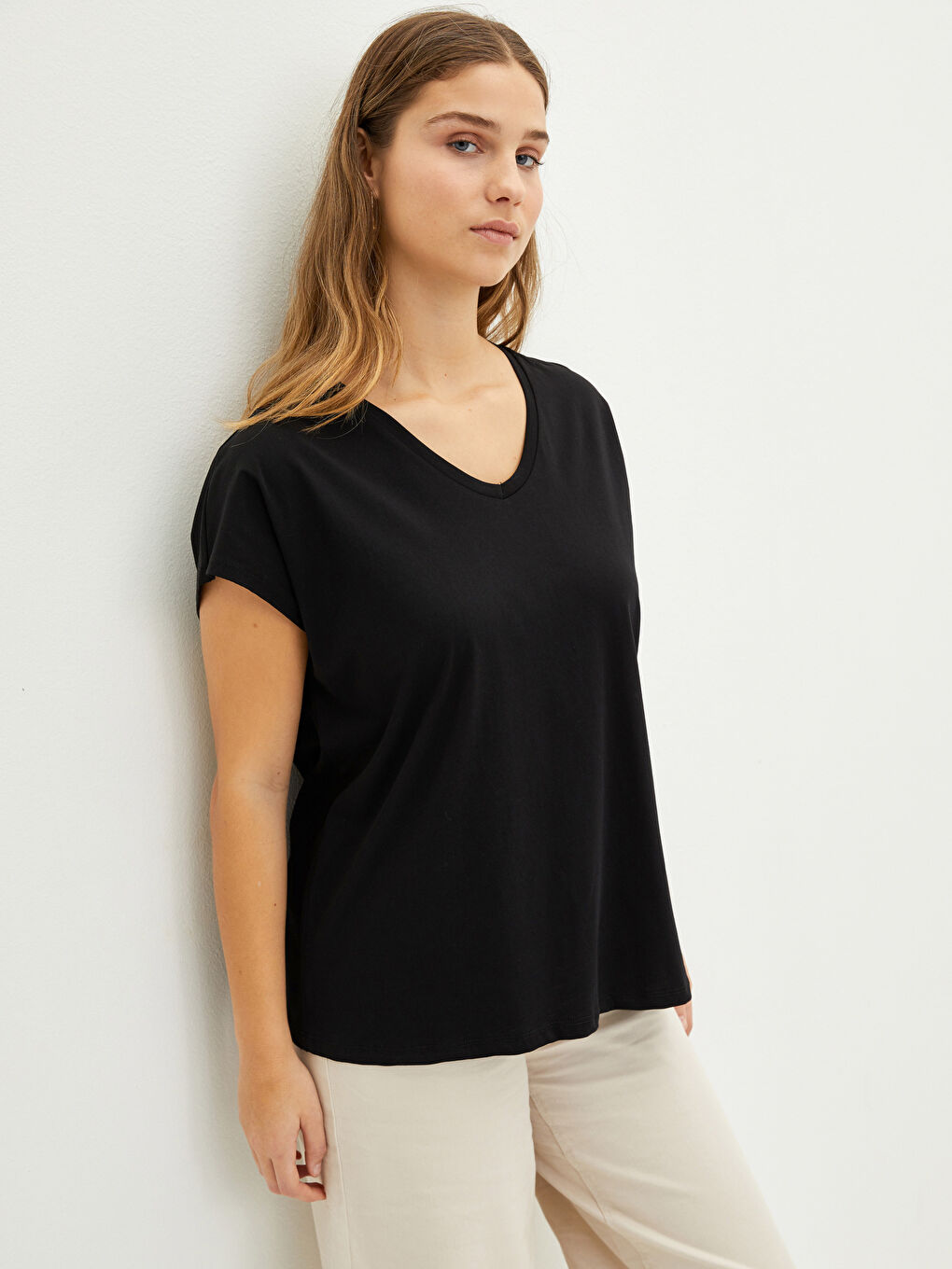 تيشيرت نسائي قطن بقصة مستقيمة وفتحة رقبة على شكل حرف V وكم قصير