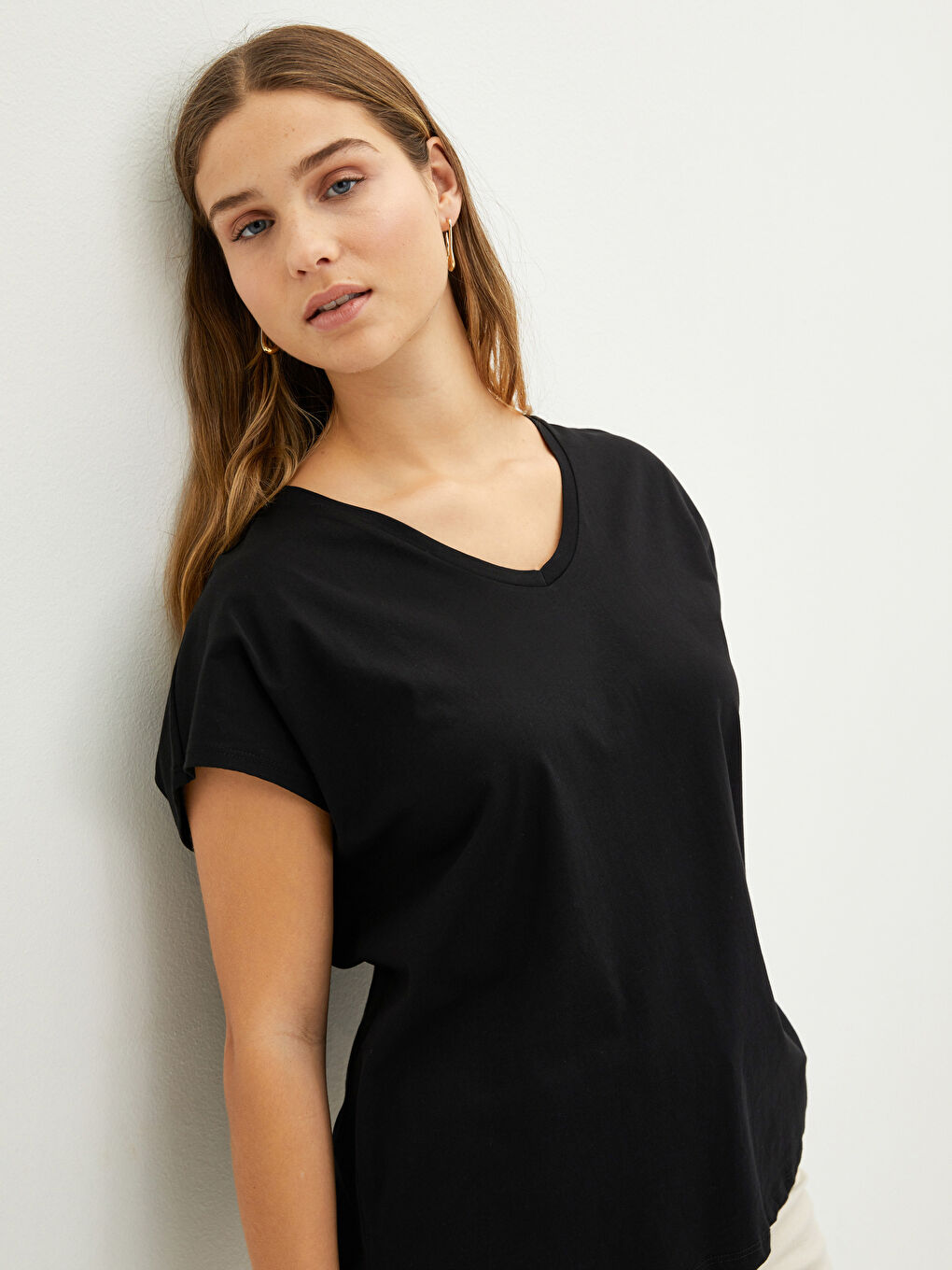 تيشيرت نسائي قطن بقصة مستقيمة وفتحة رقبة على شكل حرف V وكم قصير-2