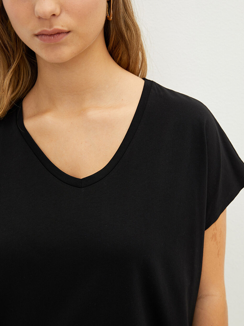 تيشيرت نسائي قطن بقصة مستقيمة وفتحة رقبة على شكل حرف V وكم قصير-3